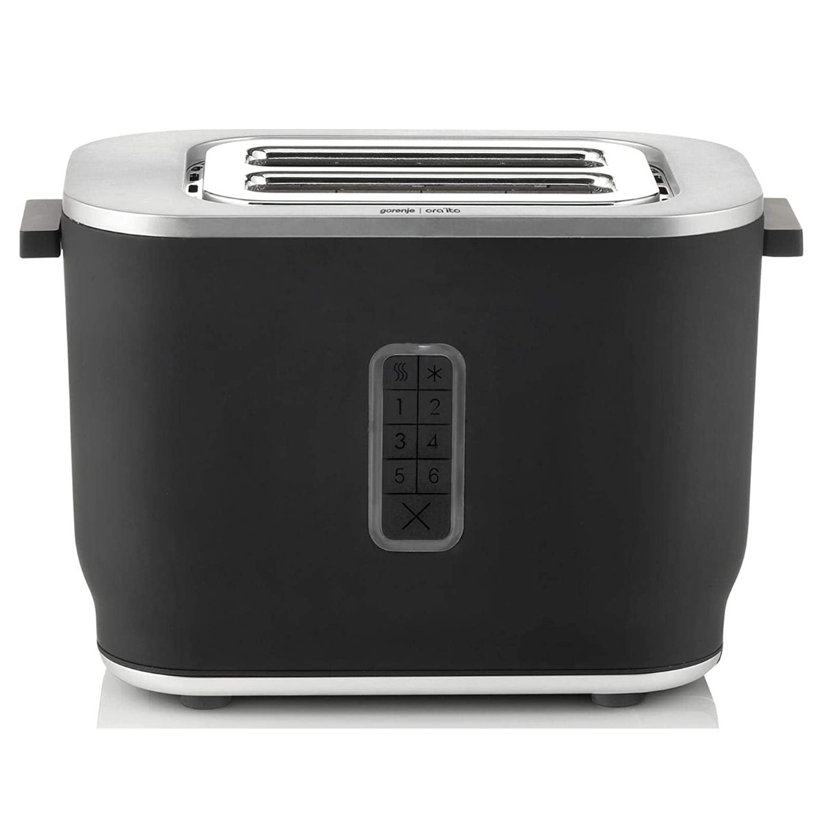 Schwarzer Toaster mit silberner Oberseite. Es gibt Knöpfe auf der Vorderseite. Der Hintergrund ist weiß.