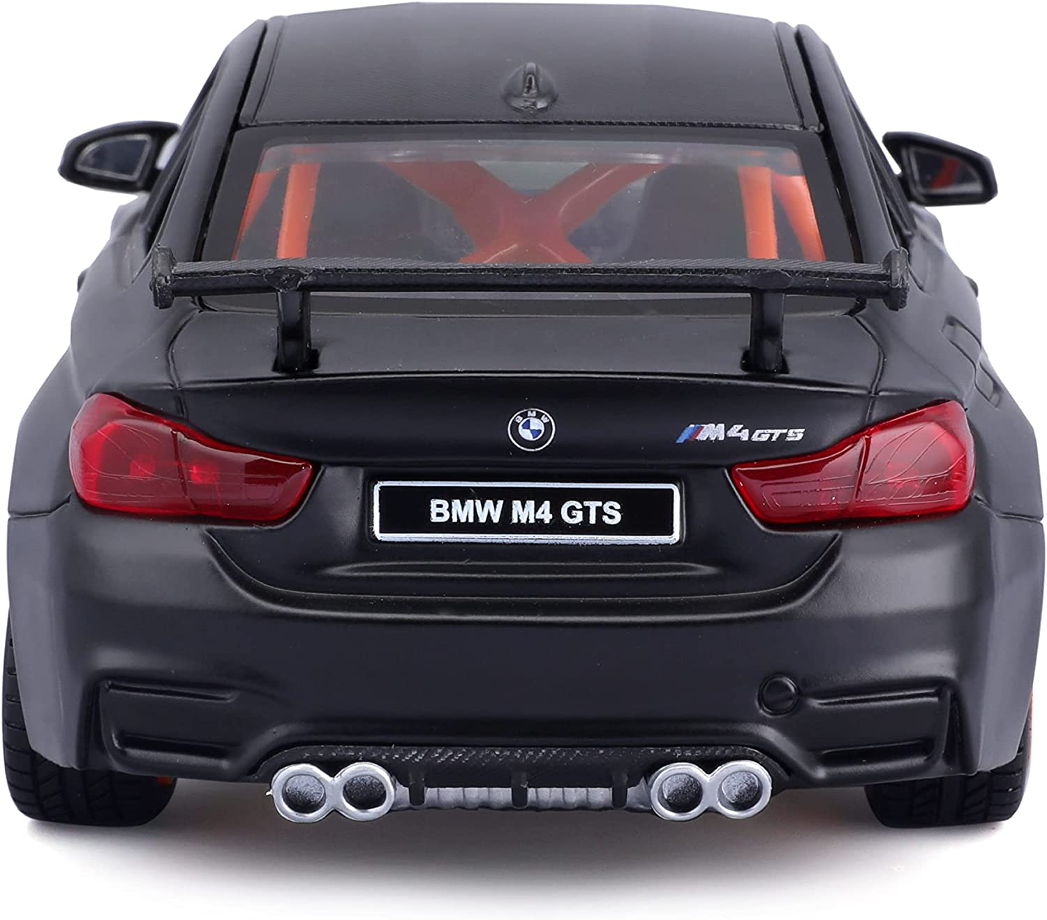 Ein schwarzes BMW M4 GTS Modellauto. Die Rückansicht zeigt Spoiler, Lichter und M4 GTS Text.