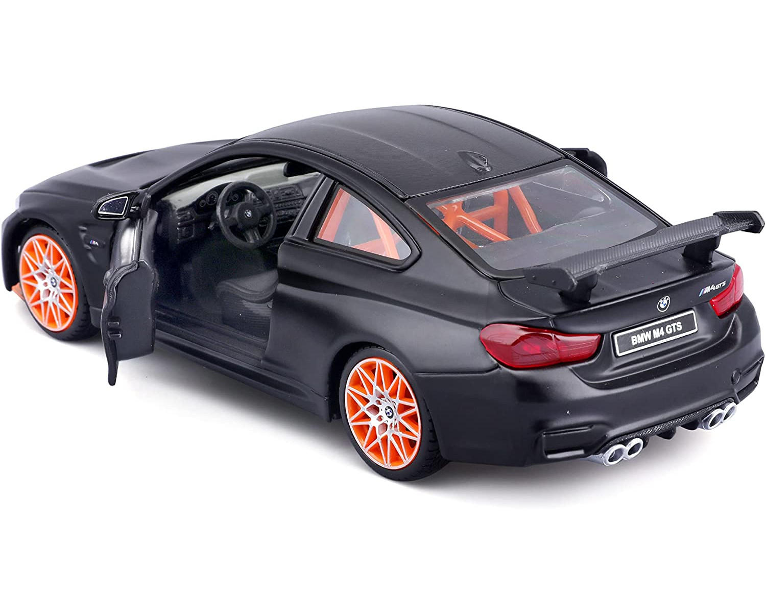 Ein schwarzes BMW M4 GTS Spielzeugauto mit orangefarbenen Rädern und Akzenten. Die Tür ist offen.