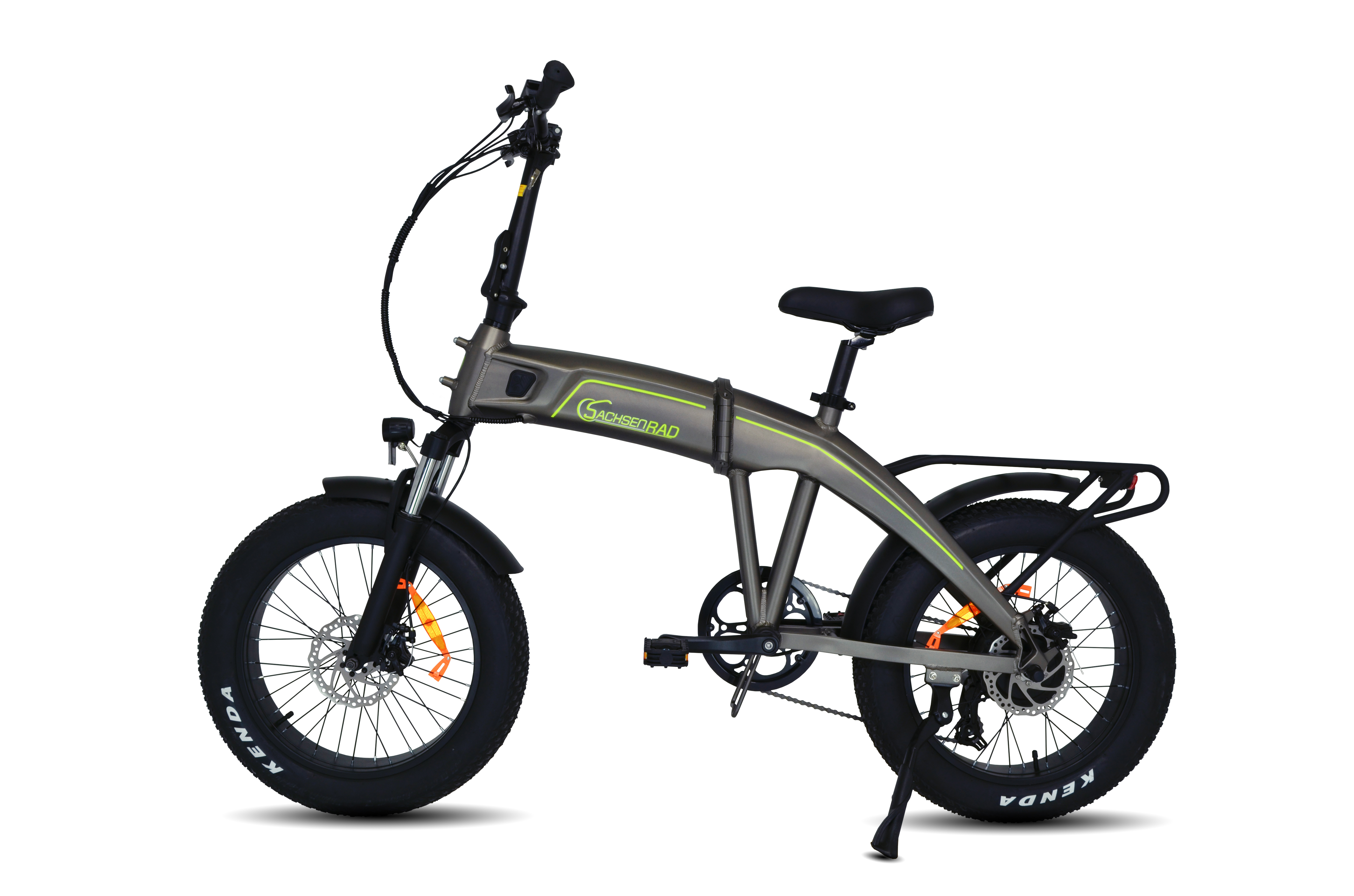 Ein silber-graues Klapprad mit schwarzen Reifen. Das Fahrrad steht vor weißem Hintergrund.