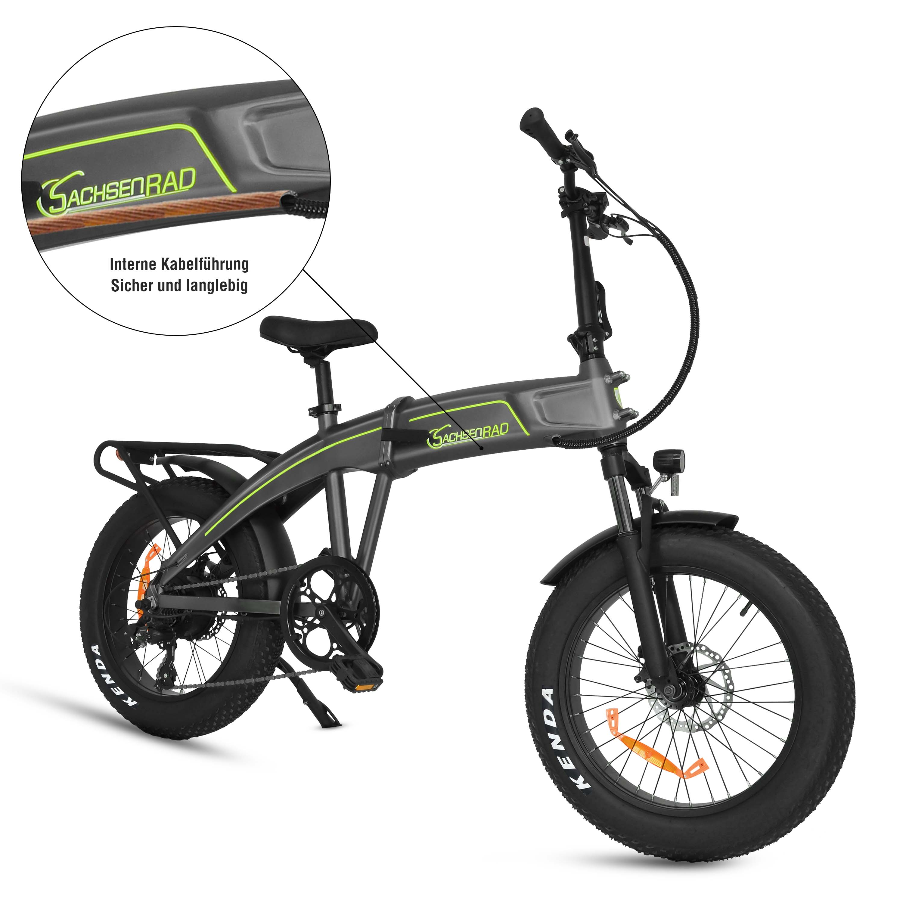Graues, faltbares Elektrofahrrad mit schwarzen Reifen und grünen Akzenten, weißer Hintergrund.