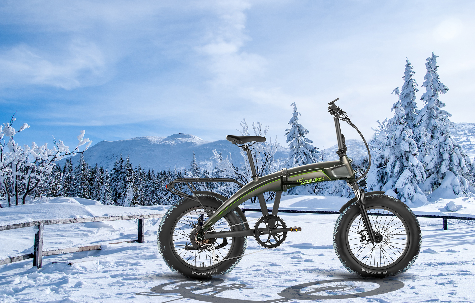 Schwarzes und grünes Elektrofahrrad auf schneebedecktem Boden, verschneiter Hintergrund mit Bergen und Tannen.
