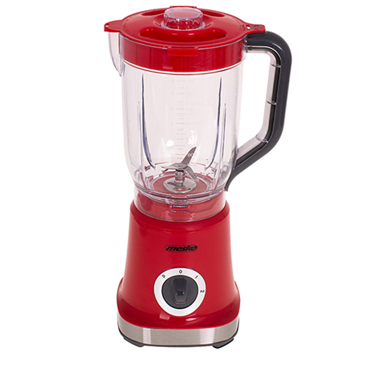 Roter Mixer mit transparentem Behälter und schwarzem Griff. Isoliert auf weißem Hintergrund.