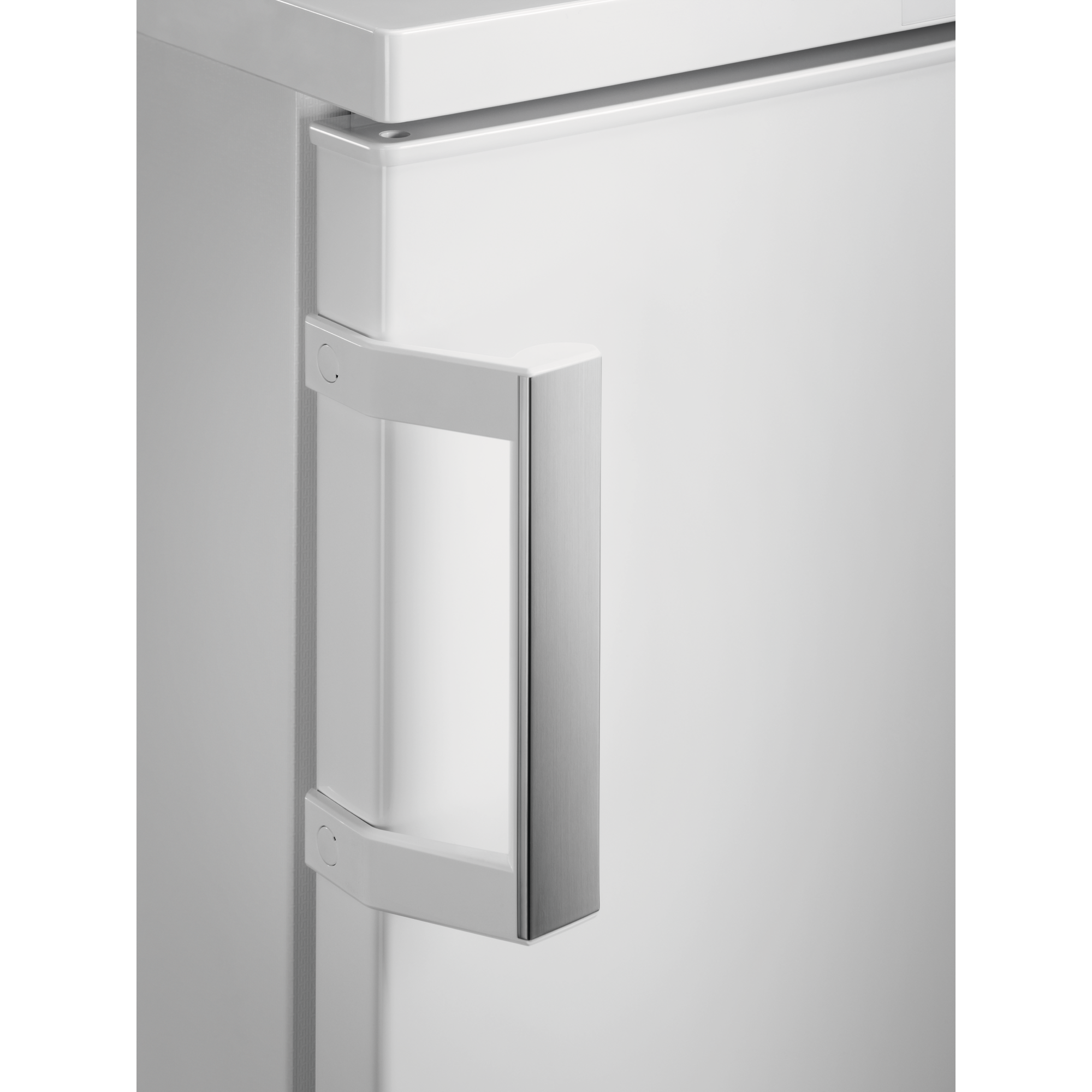Una puerta de refrigerador blanca con un asa plateada sobre un fondo negro. El asa es vertical.