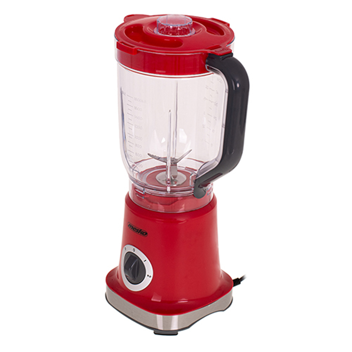 Ein roter Mixer mit einem transparenten Behälter und schwarzem Griff. Er steht auf einem silbernen Sockel.