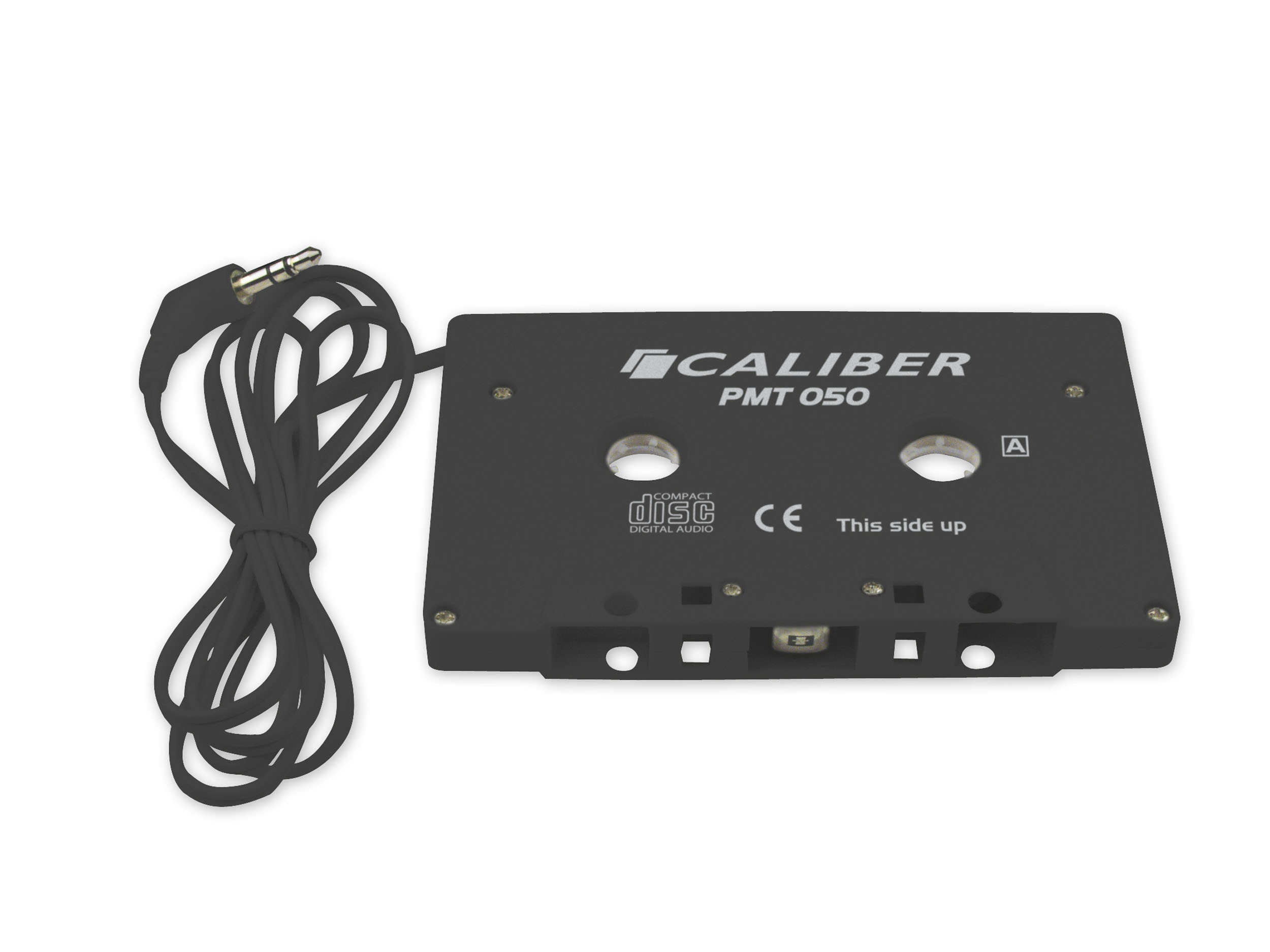 Ein schwarzer Kassettenadapter mit Kabel und Klinke. Text: CALIBER PMT 050, Compact Disc Digital Audio.