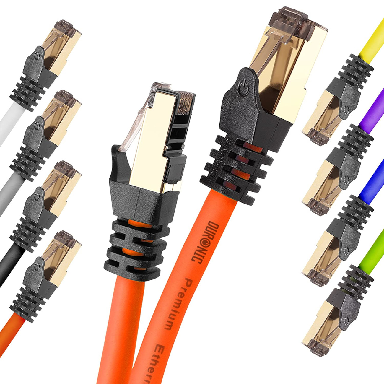 Mehrere Netzwerkkabel mit goldenen Steckern in verschiedenen Farben. Orangefarbenes Kabel steht im Fokus.