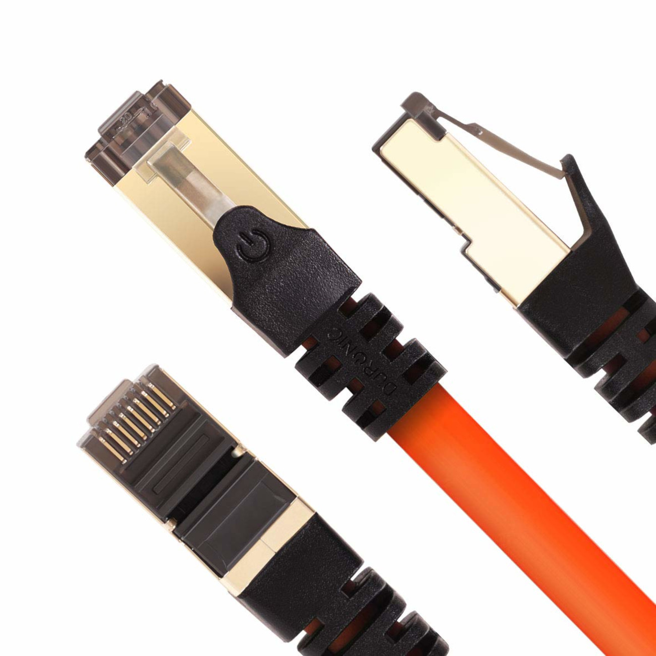 Drei orange Netzwerkkabel mit schwarzen Steckern. Die Kabel haben goldfarbene Köpfe.