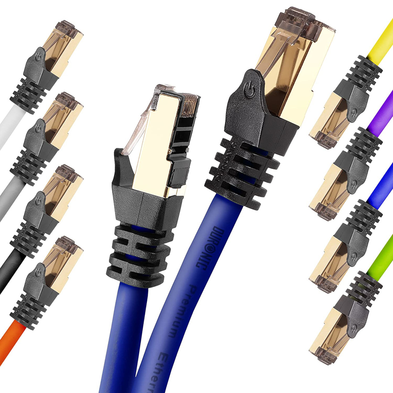 Ethernet-Kabel mit vergoldeten Steckern, verschiedene Farben, abgewinkelt auf weißem Hintergrund.