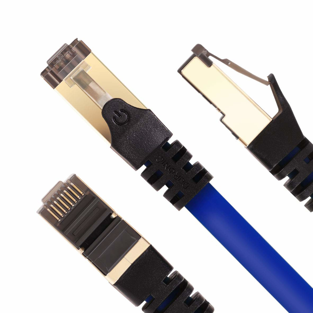 Drei blaue und goldene Netzwerkkabel mit Steckern vor weißem Hintergrund.