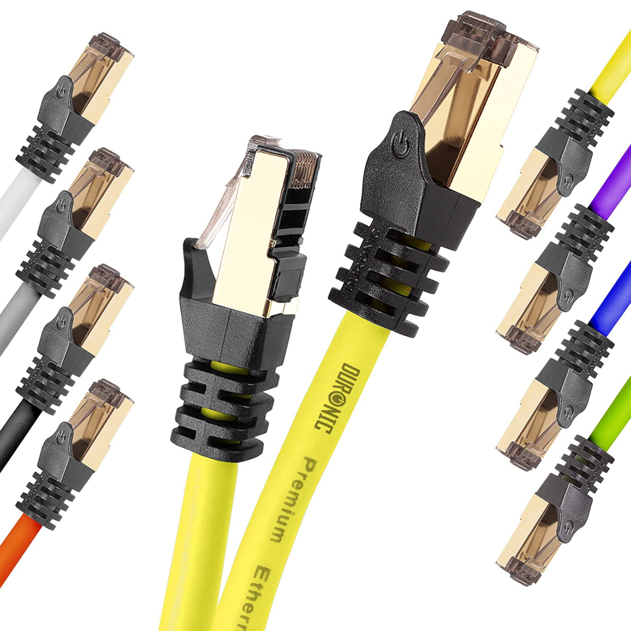 Verschiedene farbige Ethernet-Kabel mit Goldsteckern, angeordnet auf weißem Untergrund.