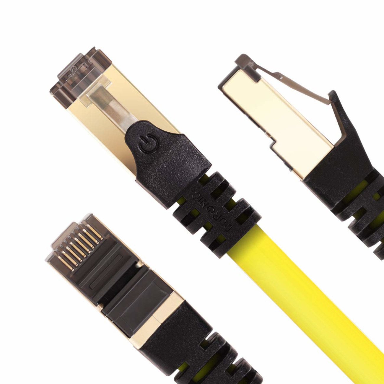 Drei Ethernet-Kabelenden. Zwei sind goldfarben und schwarz, ein gelbes Kabel.