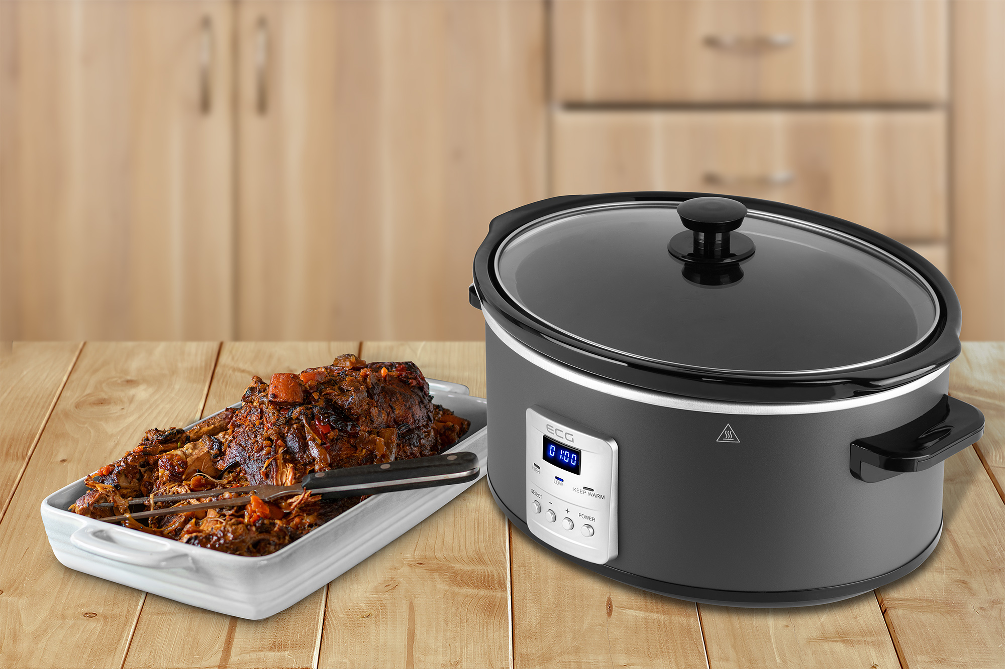 Schwarzer Slow Cooker mit Glasdeckel. Gericht mit gekochtem Essen auf einem Holztisch.