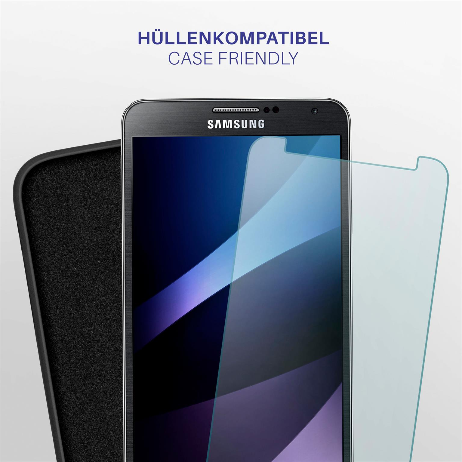 Samsung-Telefon mit aufgebrachter Displayschutzfolie. Das Telefon ist schwarz mit blauem Bildschirm.