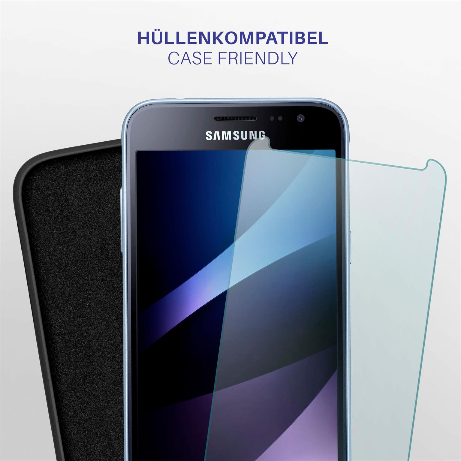 Ein Smartphone mit Displayschutzfolie und schwarzer Handyhülle, auf hellem Hintergrund. Das Telefon hat ein Samsung-Logo.