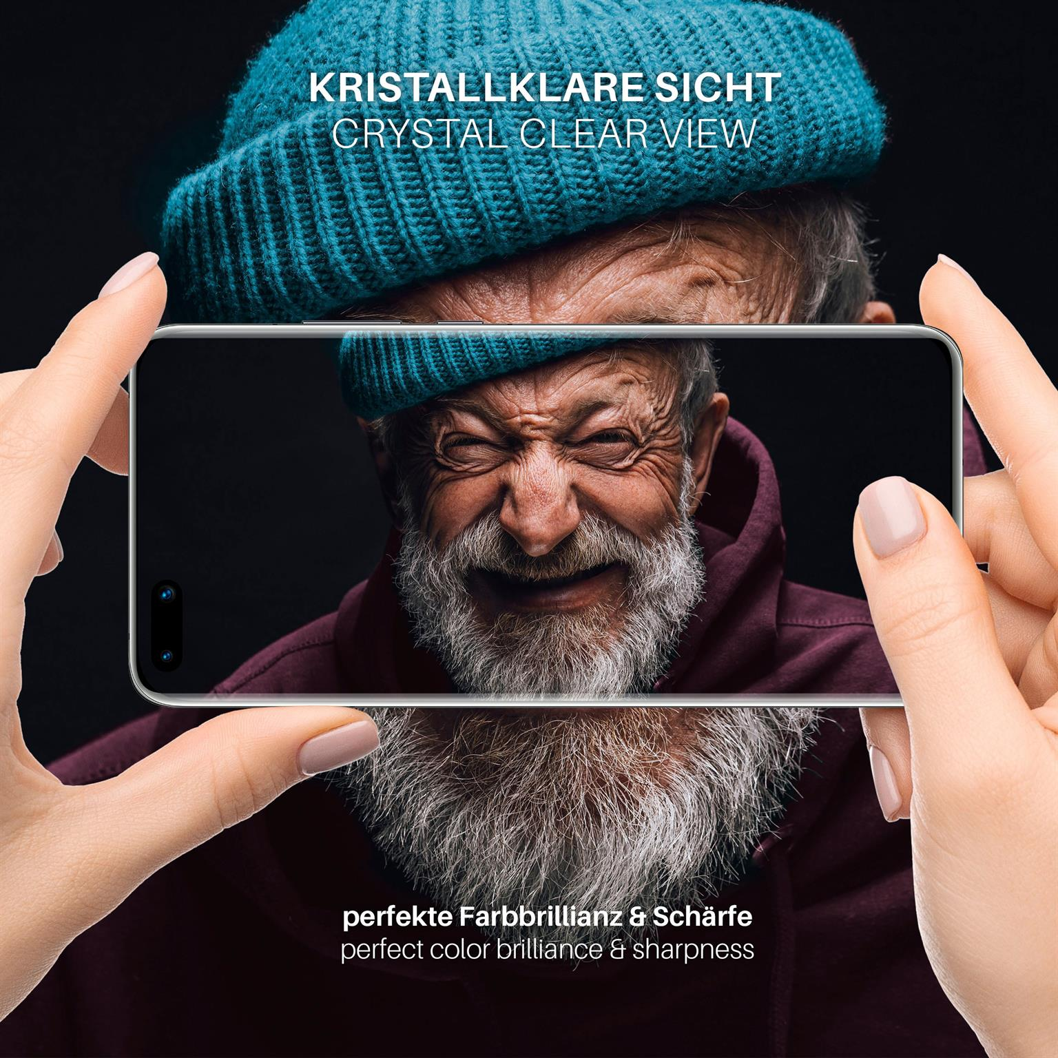 Hände halten ein Telefon, das das Bild eines lächelnden alten Mannes zeigt. Die Sicht ist kristallklar.