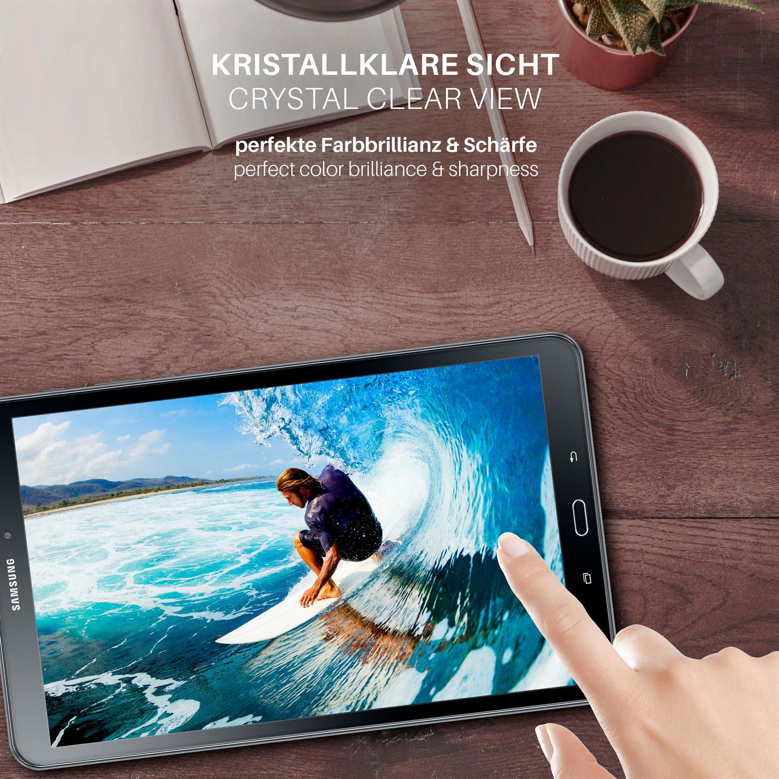 Ein Finger berührt einen Tablet-Bildschirm, der einen Surfer auf einer Welle zeigt, mit einem Holztisch-Arrangement.