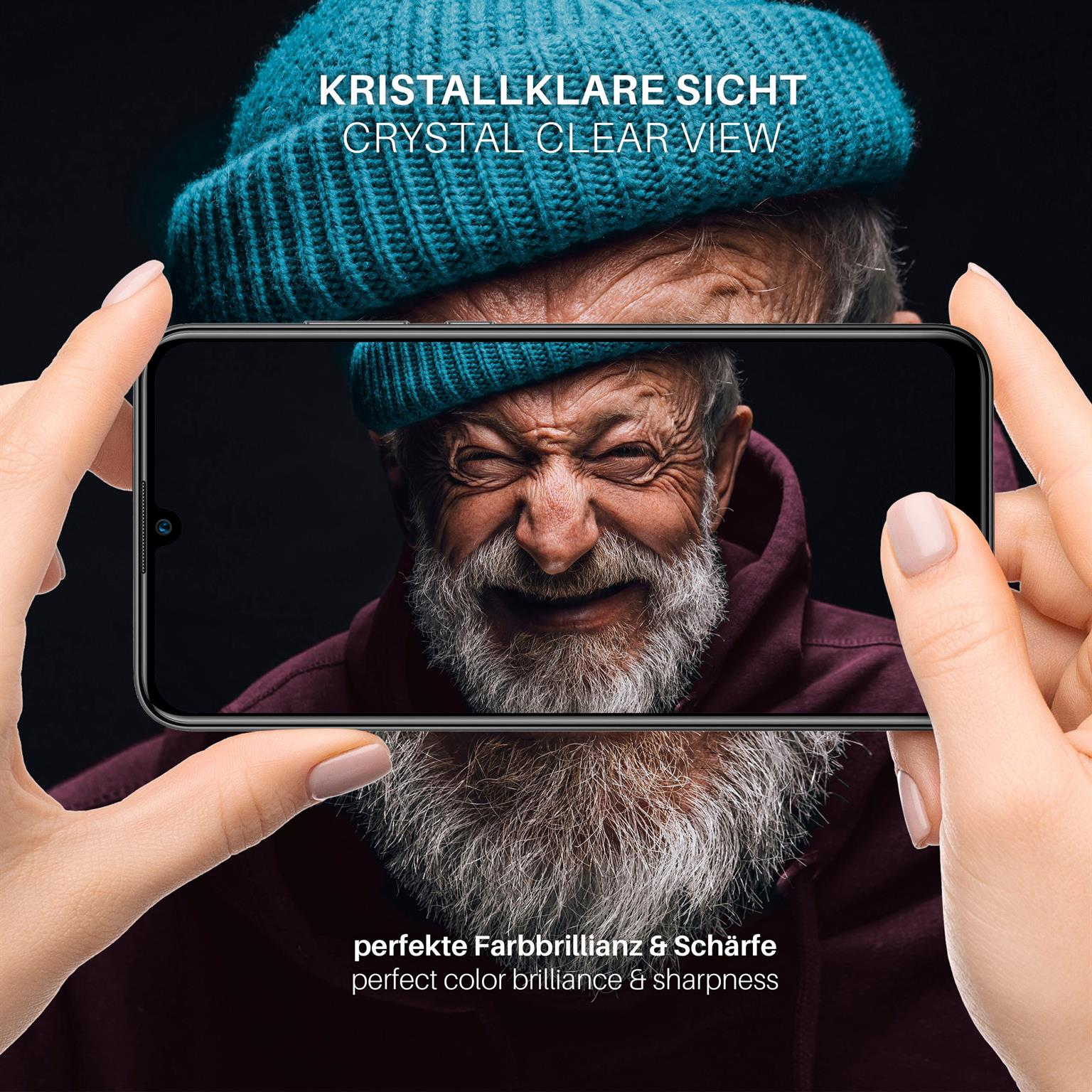 Hände, die ein Telefon halten, das einen lachenden Mann mit blauem Hut zeigt. Text sagt: Kristallklare Sicht.