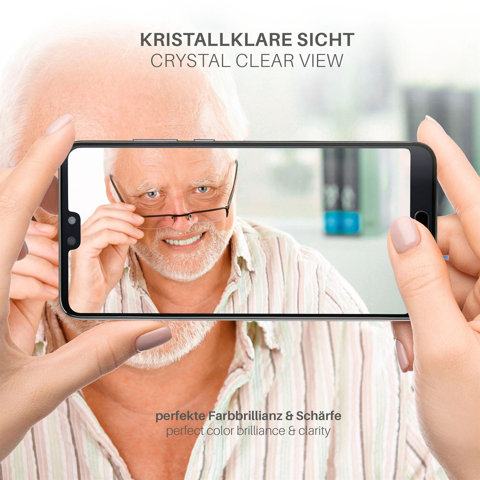 Person hält ein Telefon mit dem Bild eines Mannes mit Brille.