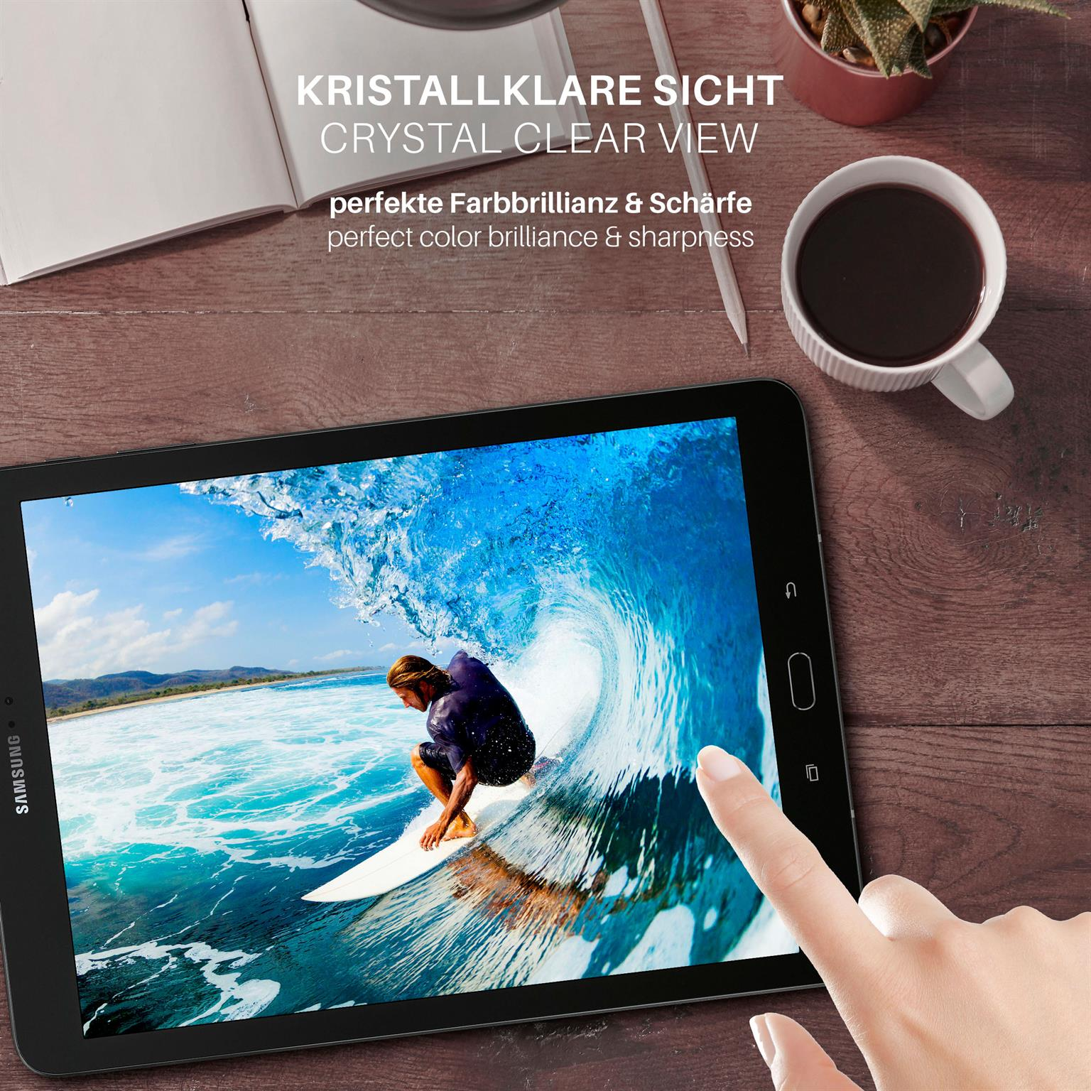 Ein Tablet auf einem Holztisch, das eine Surf-Szene zeigt. Eine Hand zeigt auf den Bildschirm.
