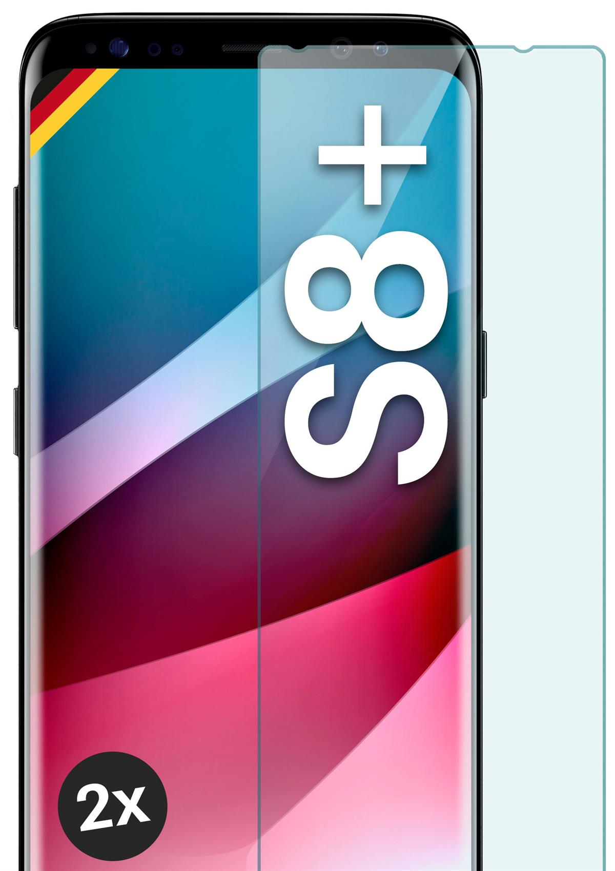 Ein Smartphone mit Displayschutz und dem Text 'S8+' auf dem Bildschirm. Weißer Hintergrund.
