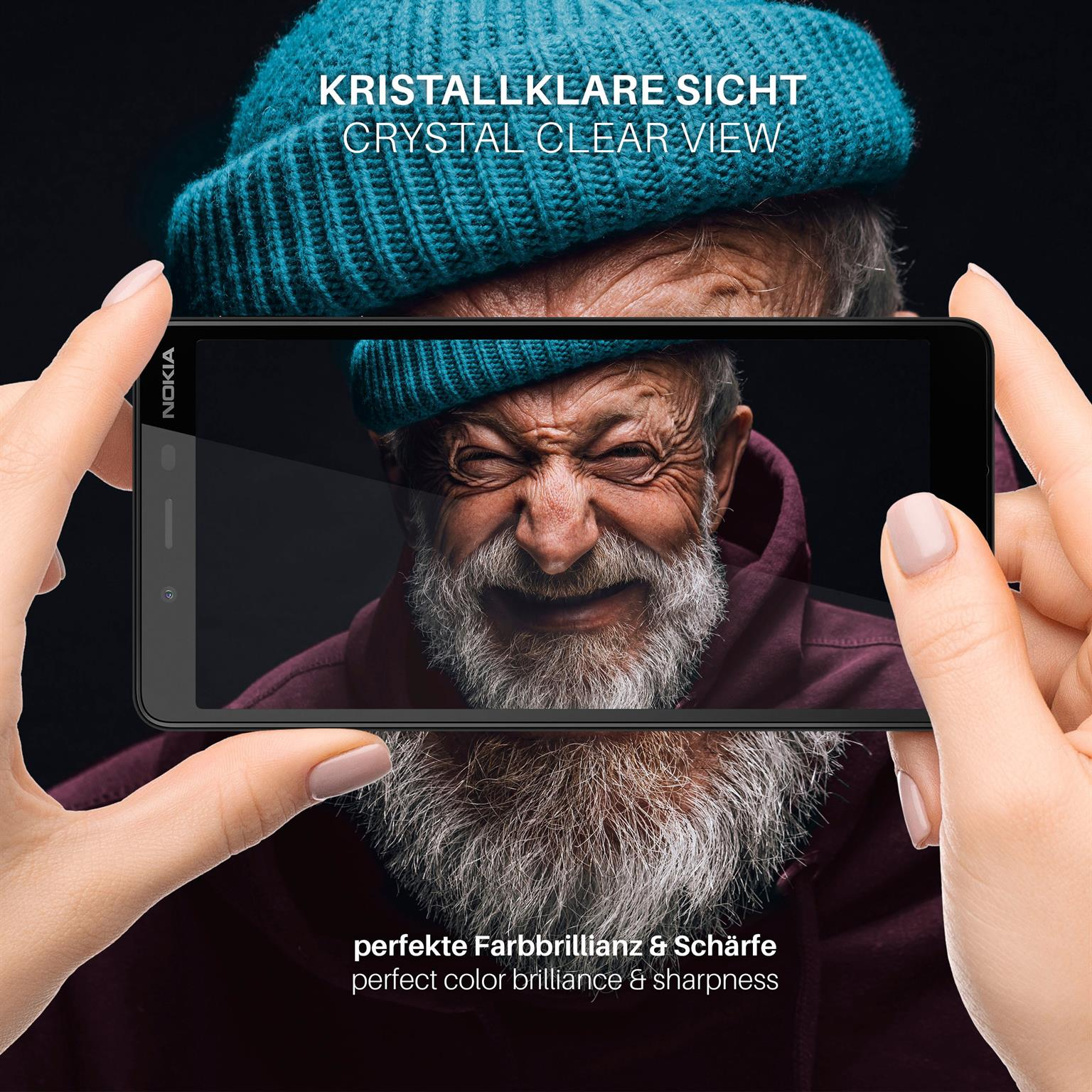Hände halten Telefon mit Gesicht eines alten Mannes, perfekte Farbbrillanz und Schärfe.