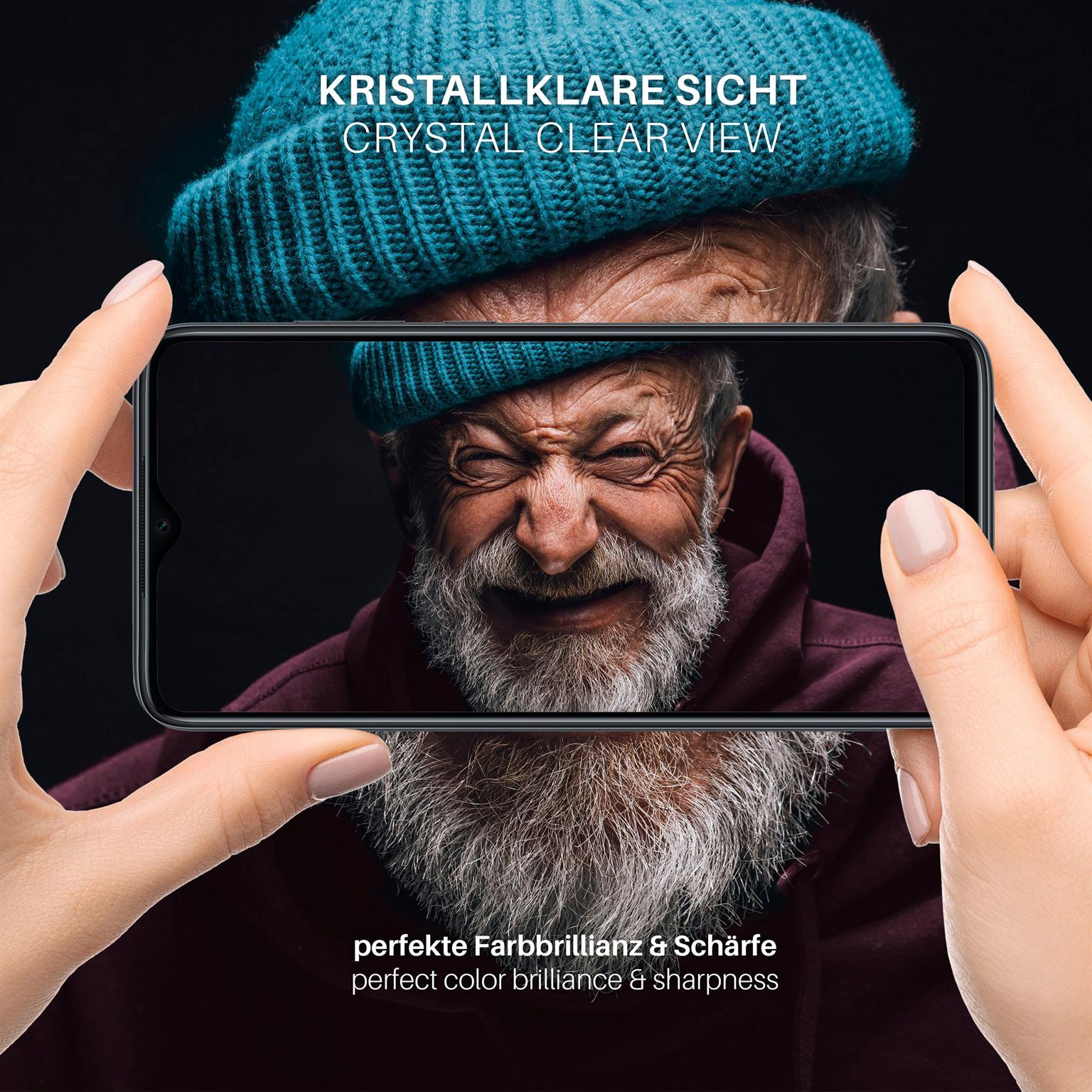 Ein Telefon, das ein Bild eines alten Mannes zeigt, gehalten von Händen.