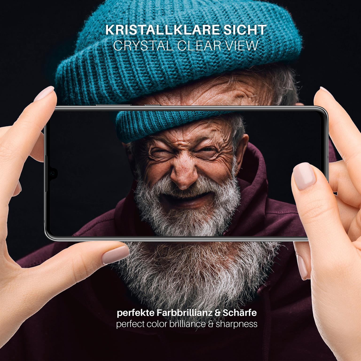 Hände halten ein Handy mit dem lächelnden Gesicht eines alten Mannes, mit dem Text 'kristallklare Sicht'.