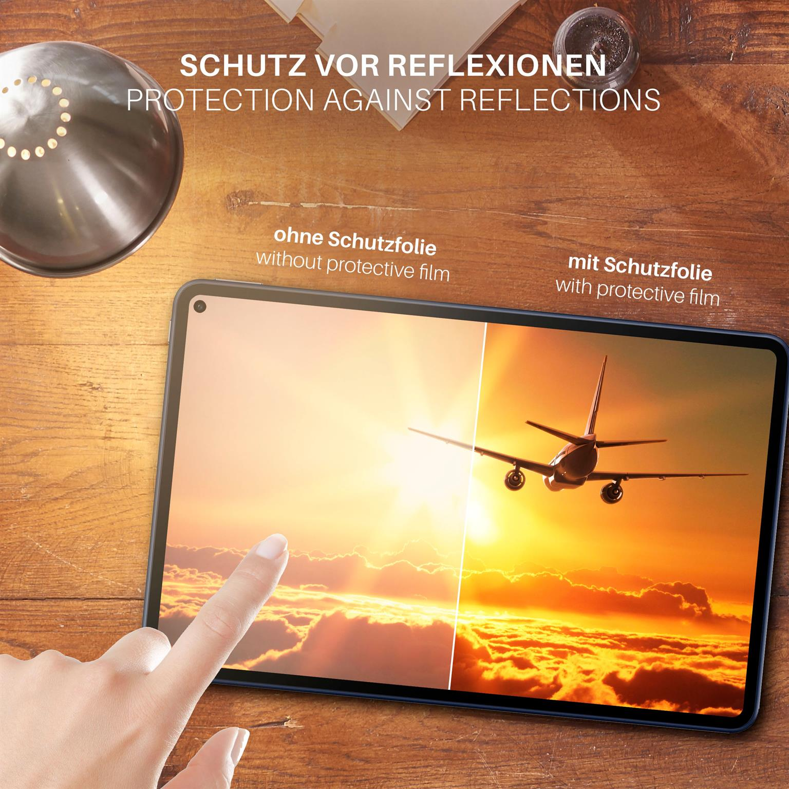 Tablet-Bildschirm mit Flugzeugszene, zeigt den Unterschied mit und ohne Schutzfolie.