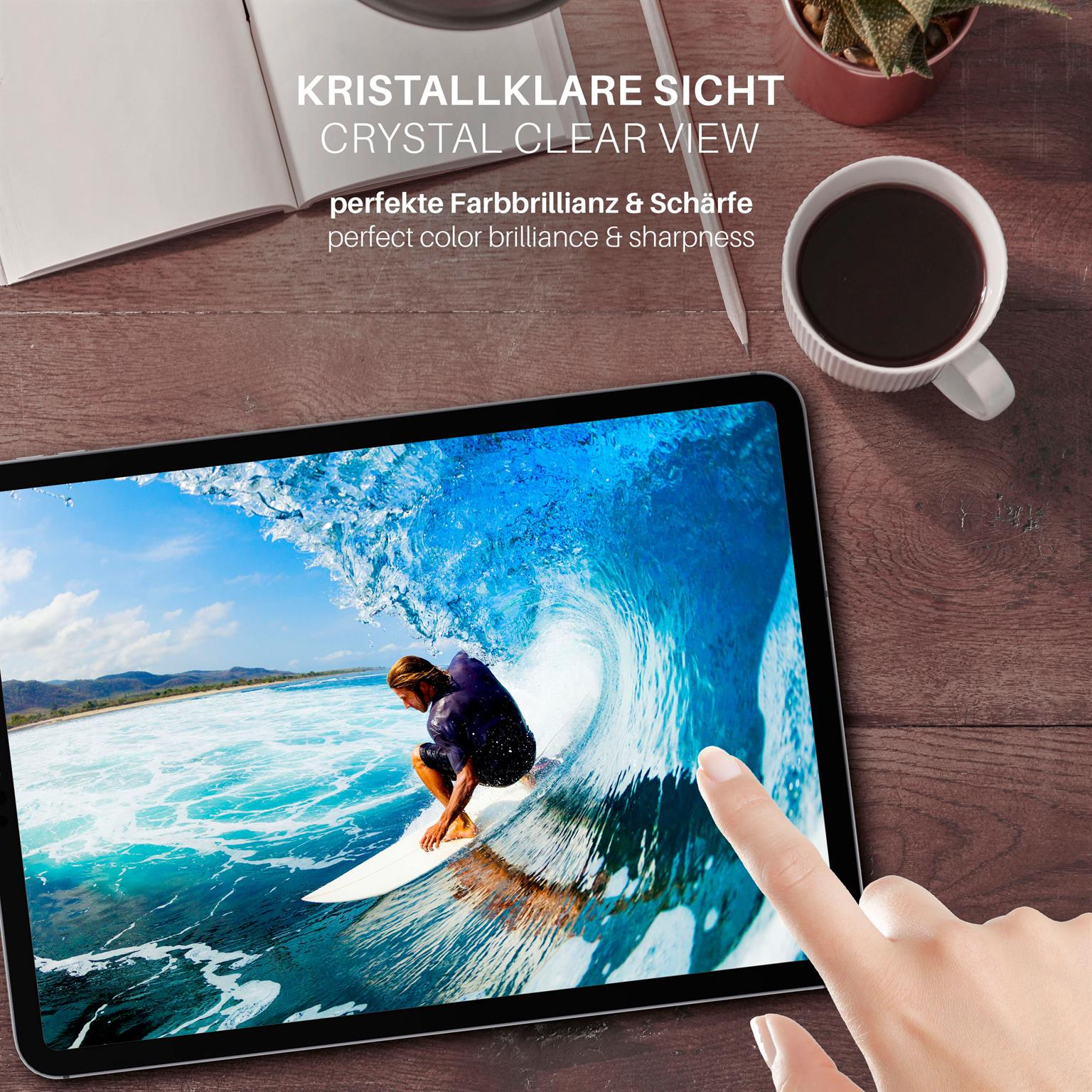 Tablet mit Displayschutz. Hand berührt den Bildschirm.