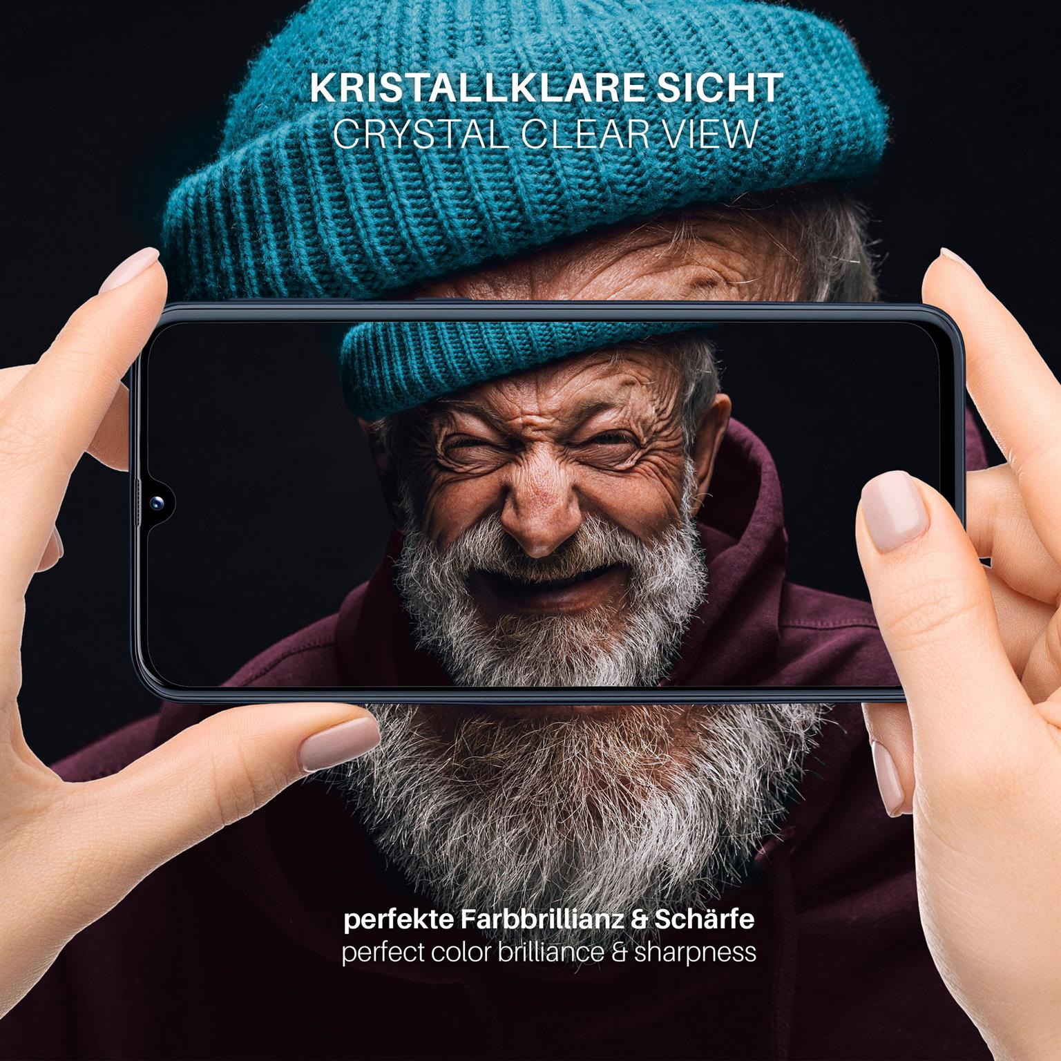 Hände halten ein Telefon mit einem älteren Mann mit Brille. Text: 'Kristallklare Sicht'.
