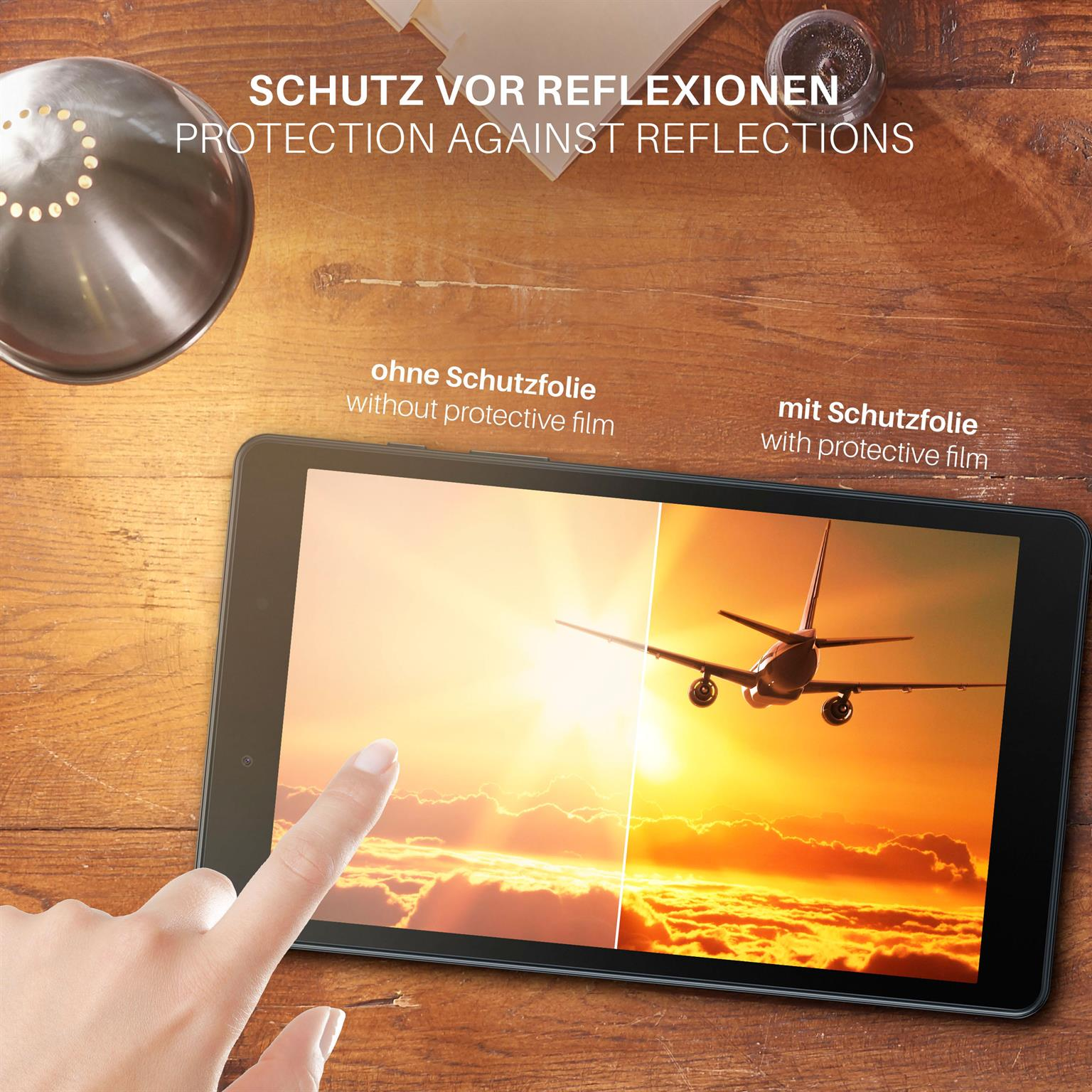 Eine Hand, die ein Tablet hält, das zwei Bilder anzeigt. Ein Flugzeug ist auf dem Bildschirm.