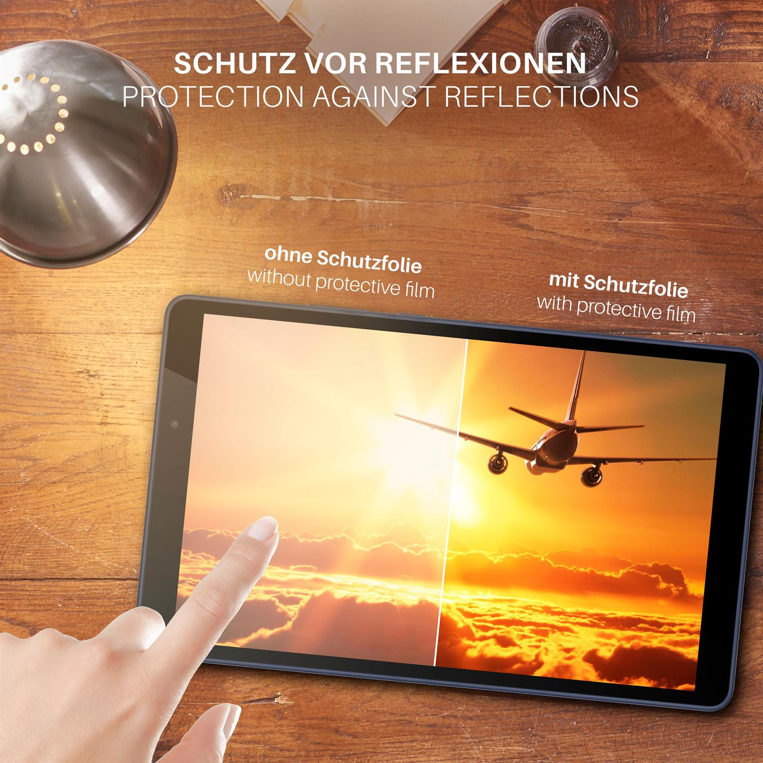 Tablet auf Holztisch mit Reflexionen. Eine Seite zeigt ein Flugzeug im Sonnenuntergang.