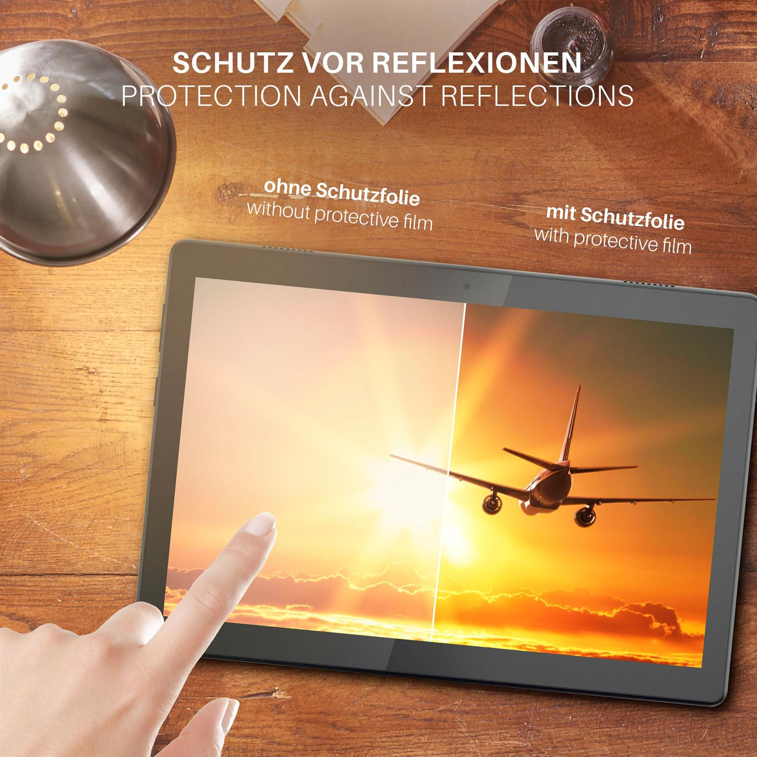 Ein Tablet zeigt einen Sonnenuntergang mit Flugzeug; Vergleich mit und ohne Displayschutz.