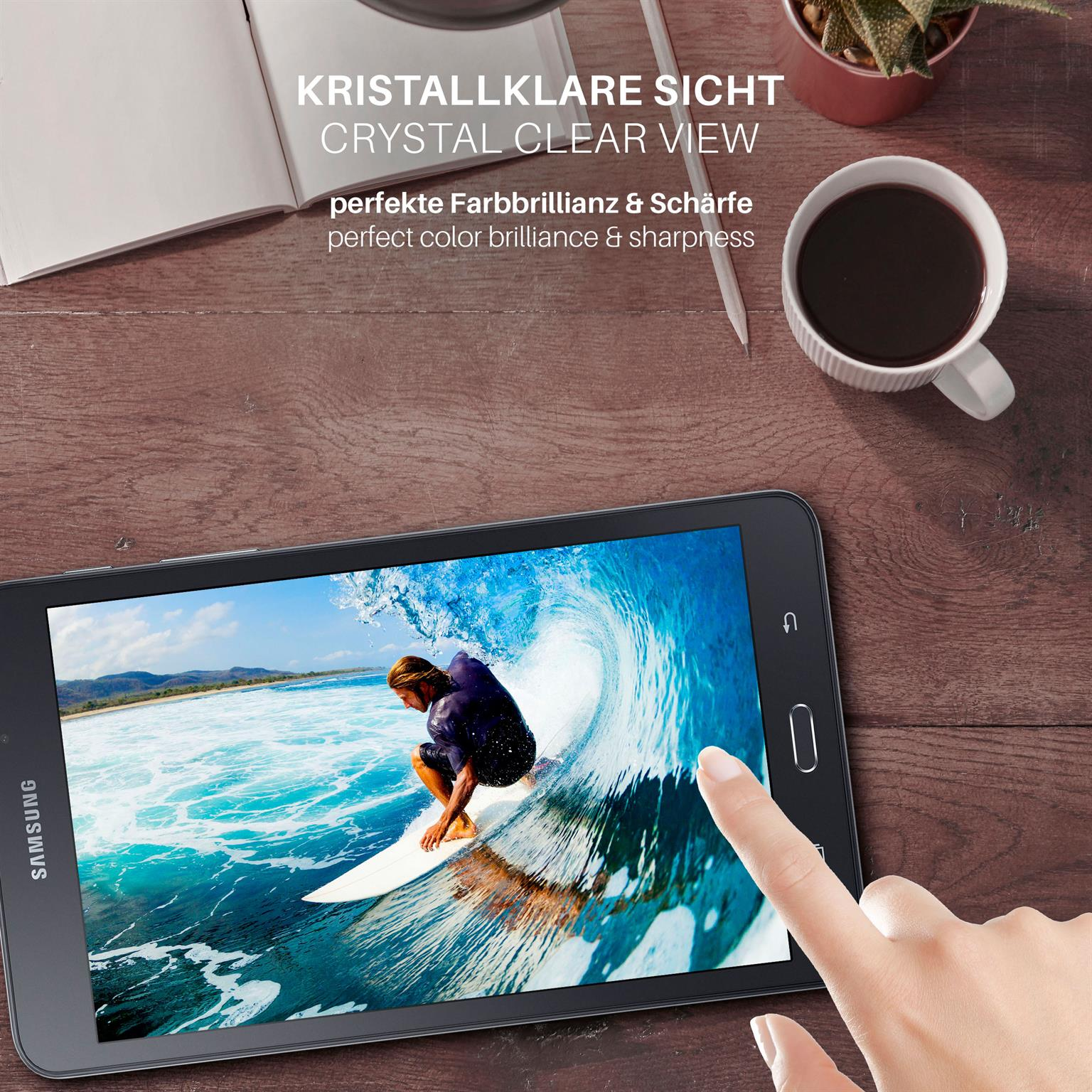 Tablet auf einem Holztisch, der einen Surfer auf einer Welle zeigt. Eine Hand berührt den Bildschirm.