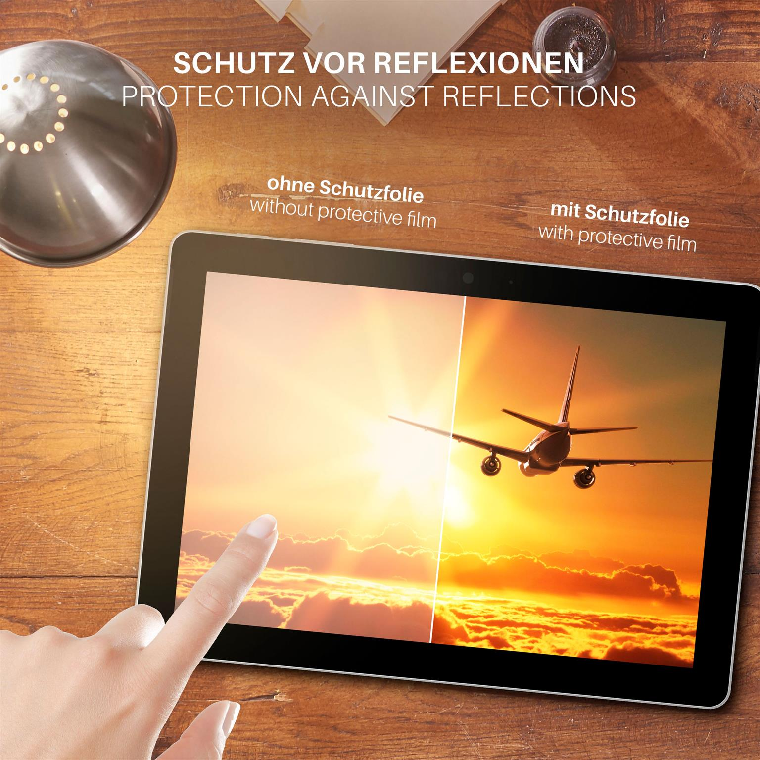 Tablet-Bildschirm zeigt Flugzeug im Sonnenuntergang. Finger berührt Bildschirm. Text: Schutz vor Reflexionen. Ohne und mit Schutzfolie.