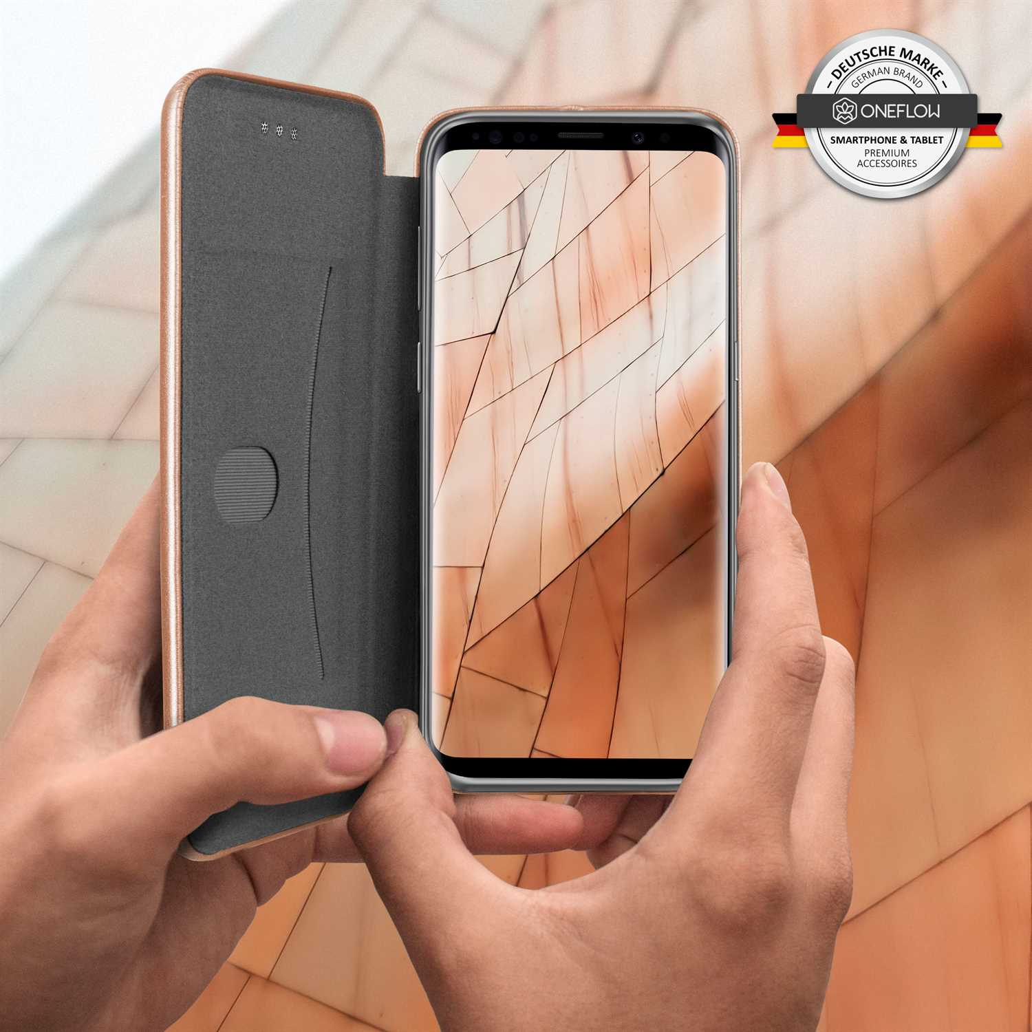 Geöffnete Handyhülle. Text: Schlankes, edles Flip-Design – exakt angepasst auf Ihr Smartphone.