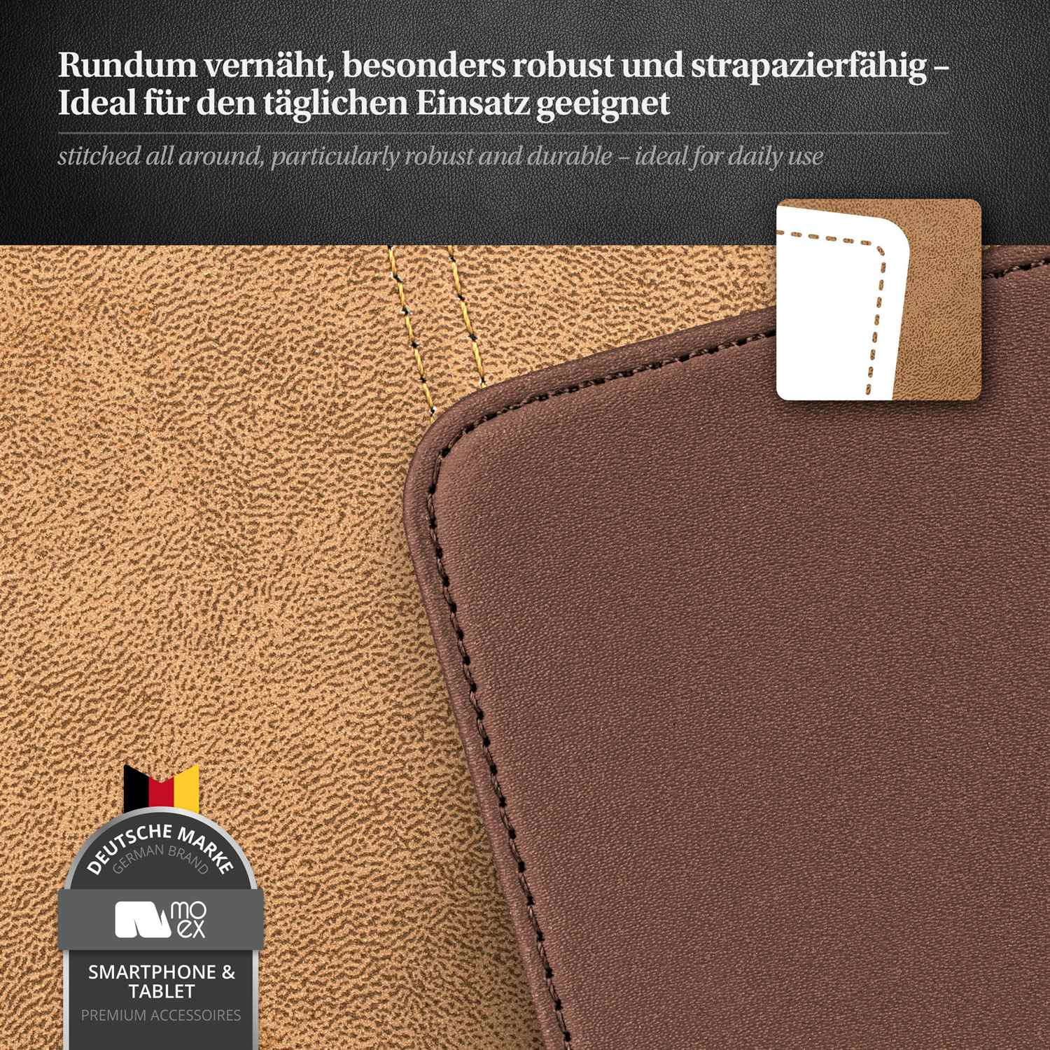 Nahaufnahme einer braunen Leder-Handyhülle mit Nähten und deutschem Markenlogo, mit beigem Hintergrund.