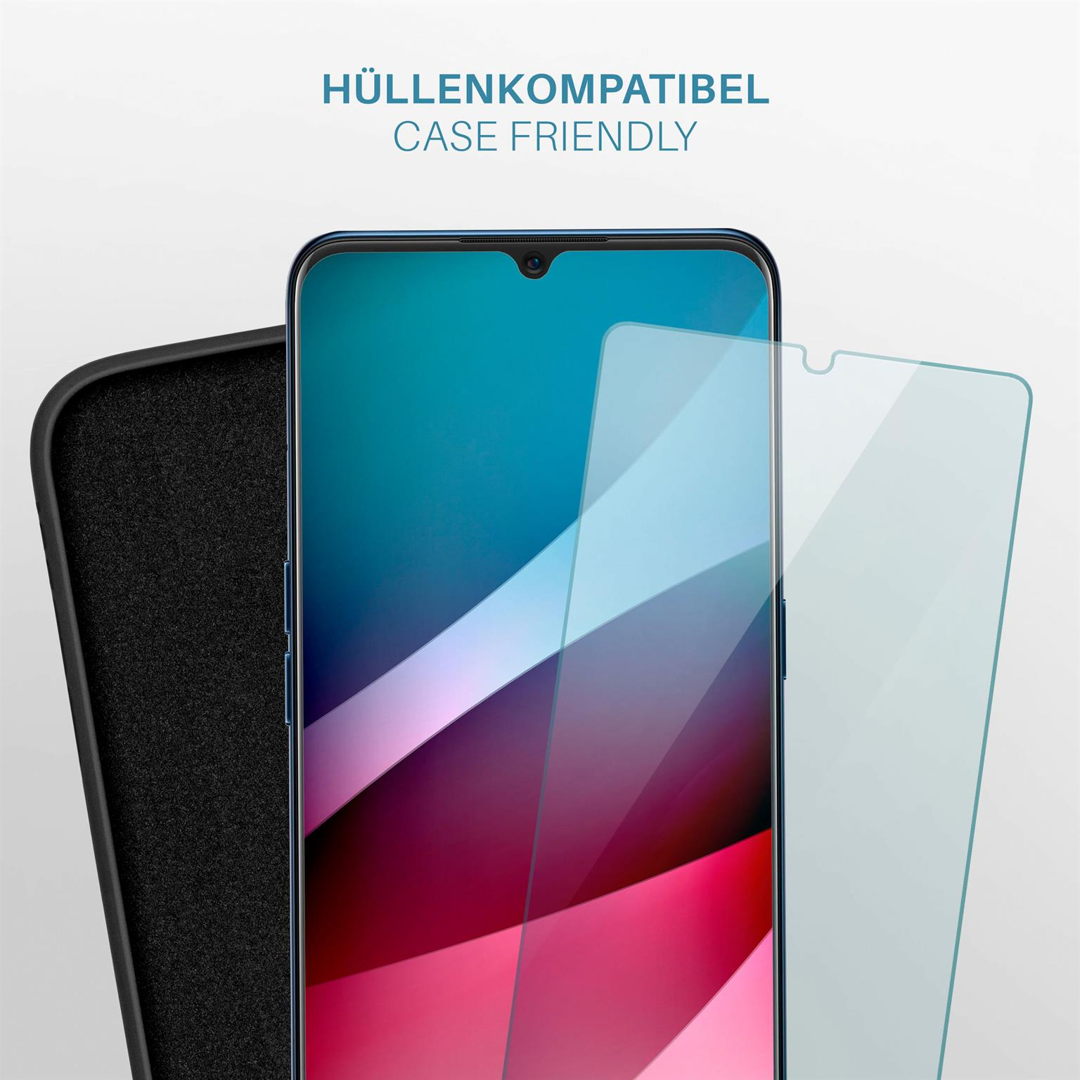 Ein Telefon befindet sich in einer Hülle, mit teilweise angebrachtem Displayschutz. Text: Gehäusefreundlich.