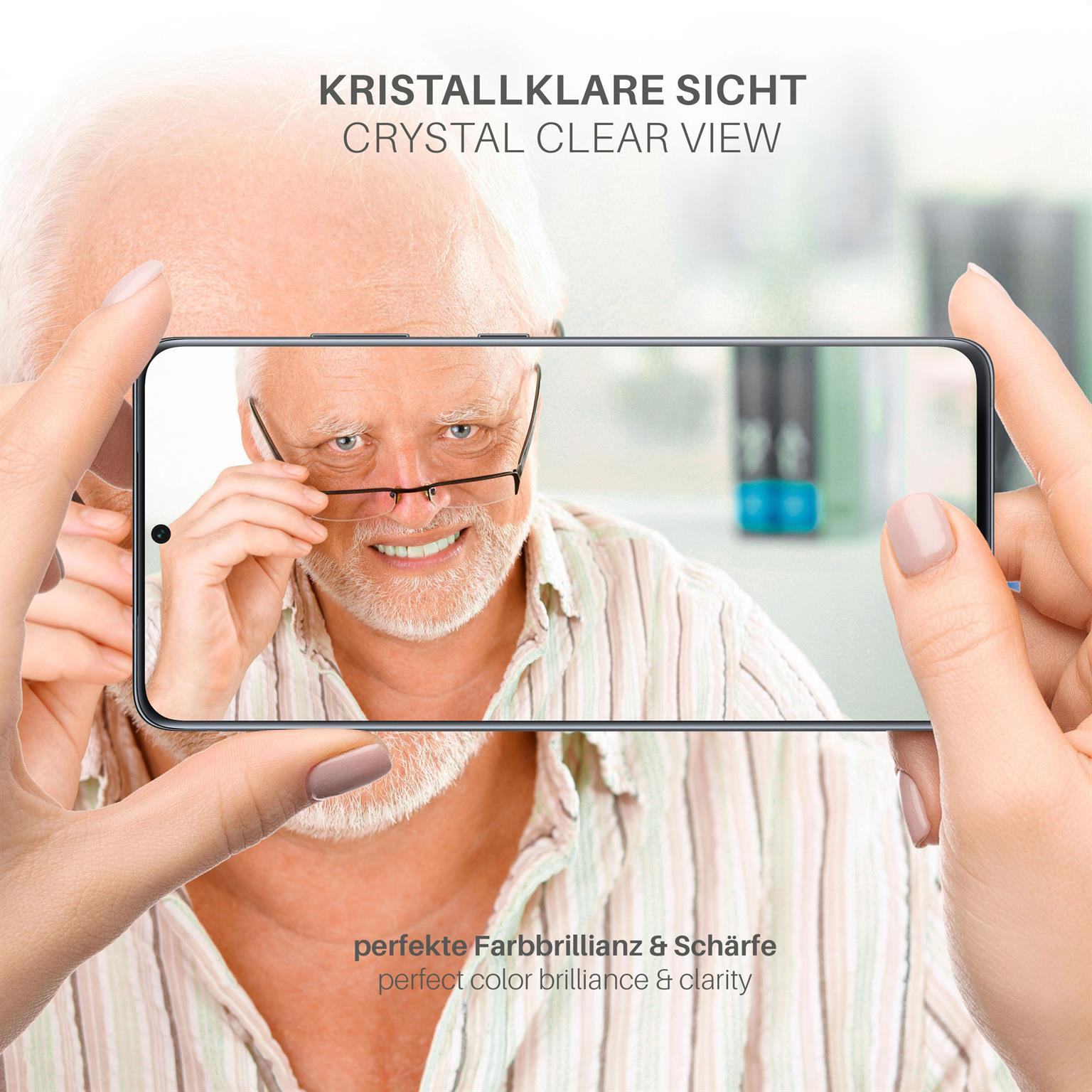 Ein Mann hält ein Telefon mit Displayschutz. Der Schutz ist auf dem Telefon, das einen älteren Mann zeigt.