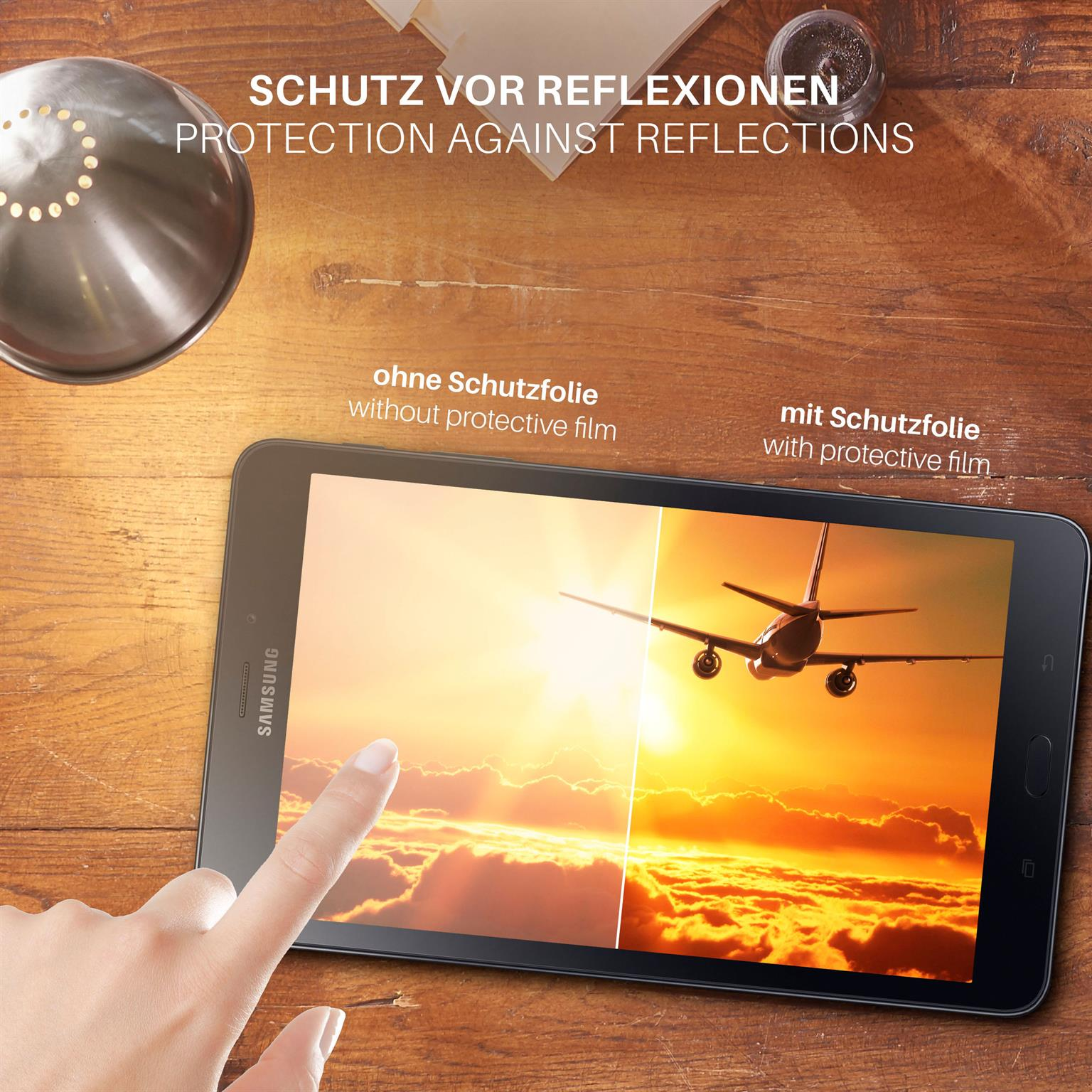 Tablet-Bildschirm mit Flugzeug am Himmel. Eine Hand liegt auf der Holzoberfläche.