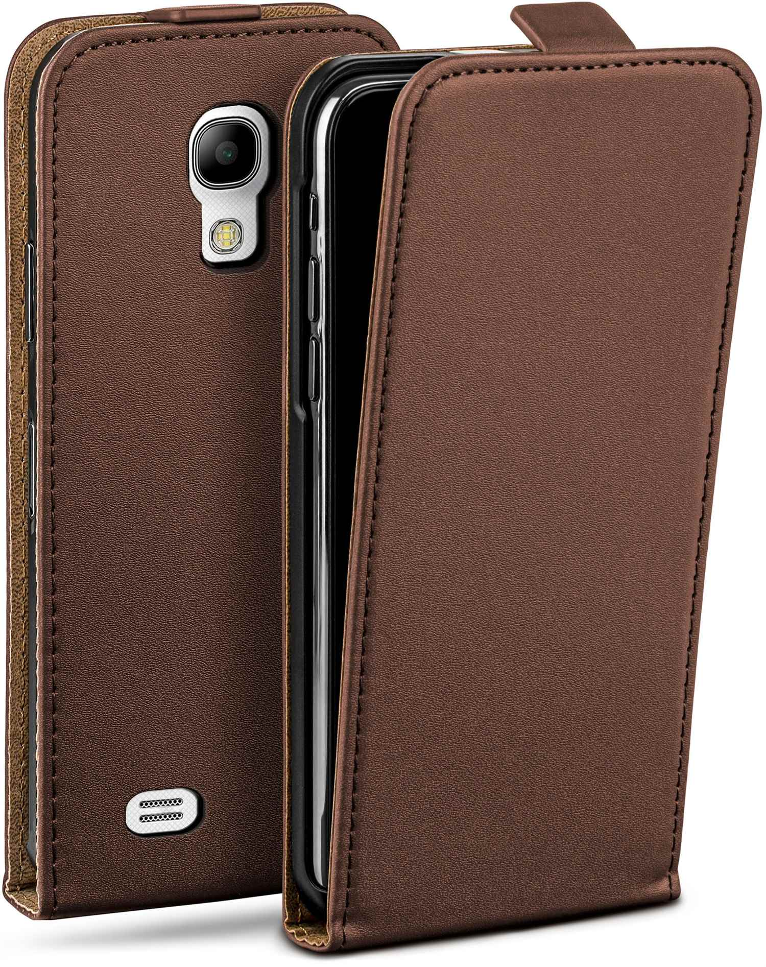 Braune Leder-Handyhülle mit Klappdeckel und offenem Telefon. Die Hülle ist an den Rändern braun.