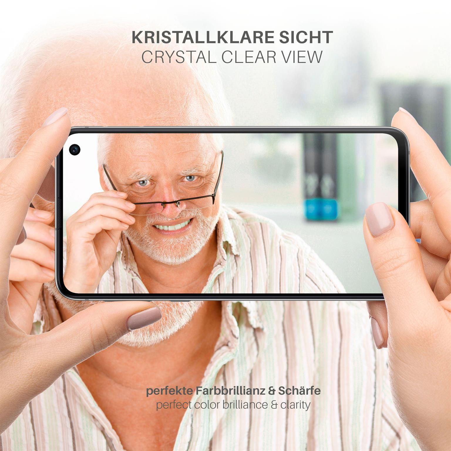 Eine Person hält ein Telefon, das einen Mann mit Brille zeigt. Text: Kristallklare Sicht.