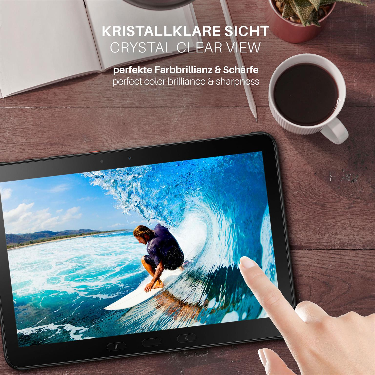 Ein Tablet zeigt einen Surfer auf einer Welle. Ein Finger berührt den Bildschirm. Kaffee und Stift auf einem Holztisch.