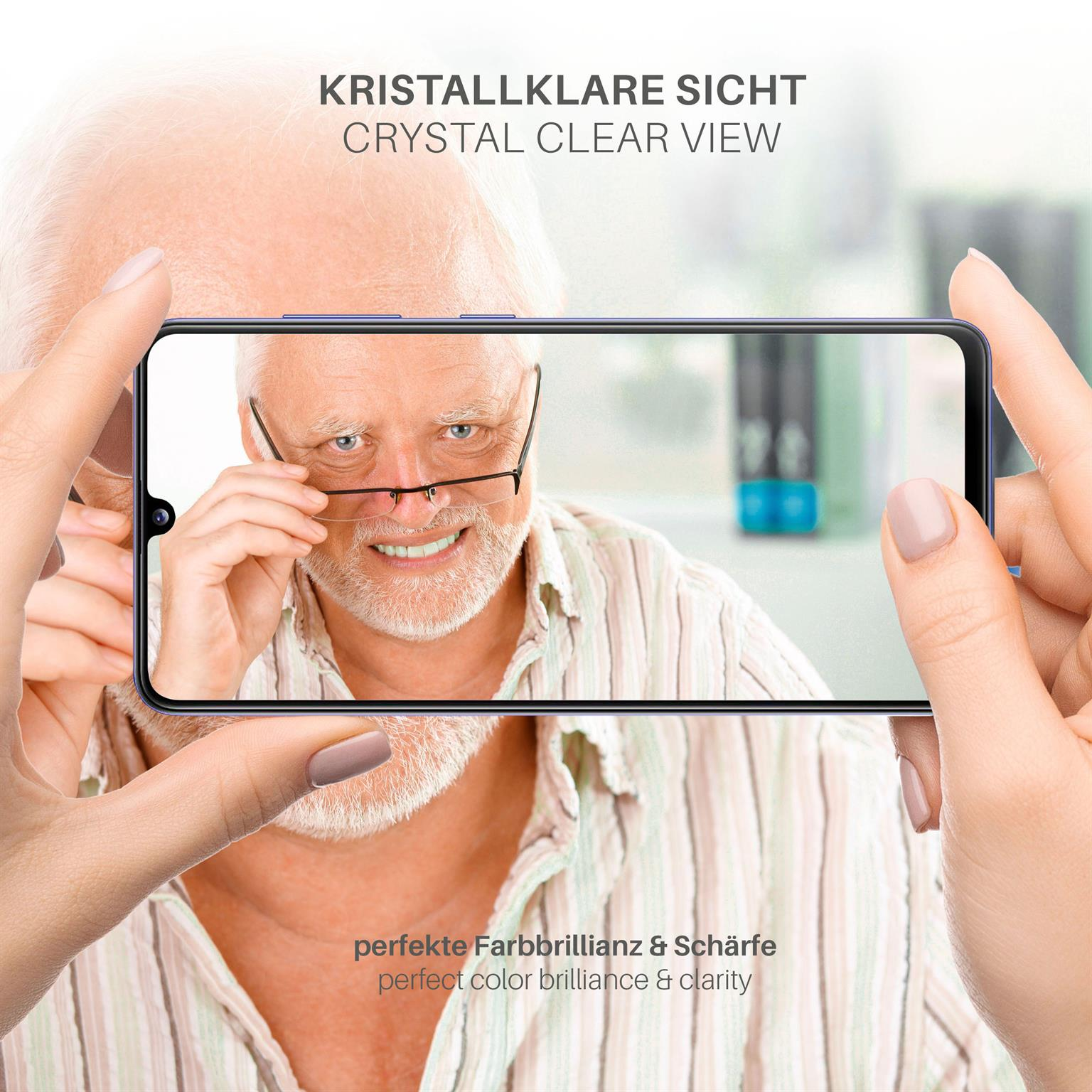 Mann schaut durch einen Telefonbildschirm, hält eine Brille. Fokus auf dem Bildschirm.