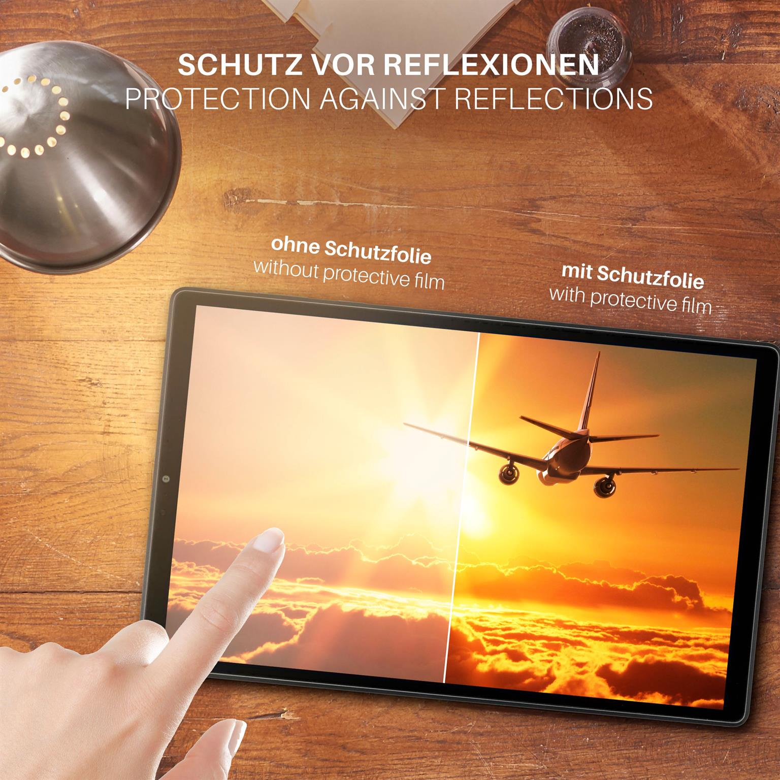 Tablet auf einem Holztisch, zeigt Schutz vor Reflexionen. Zeigt Sonnenuntergang und Flugzeug.