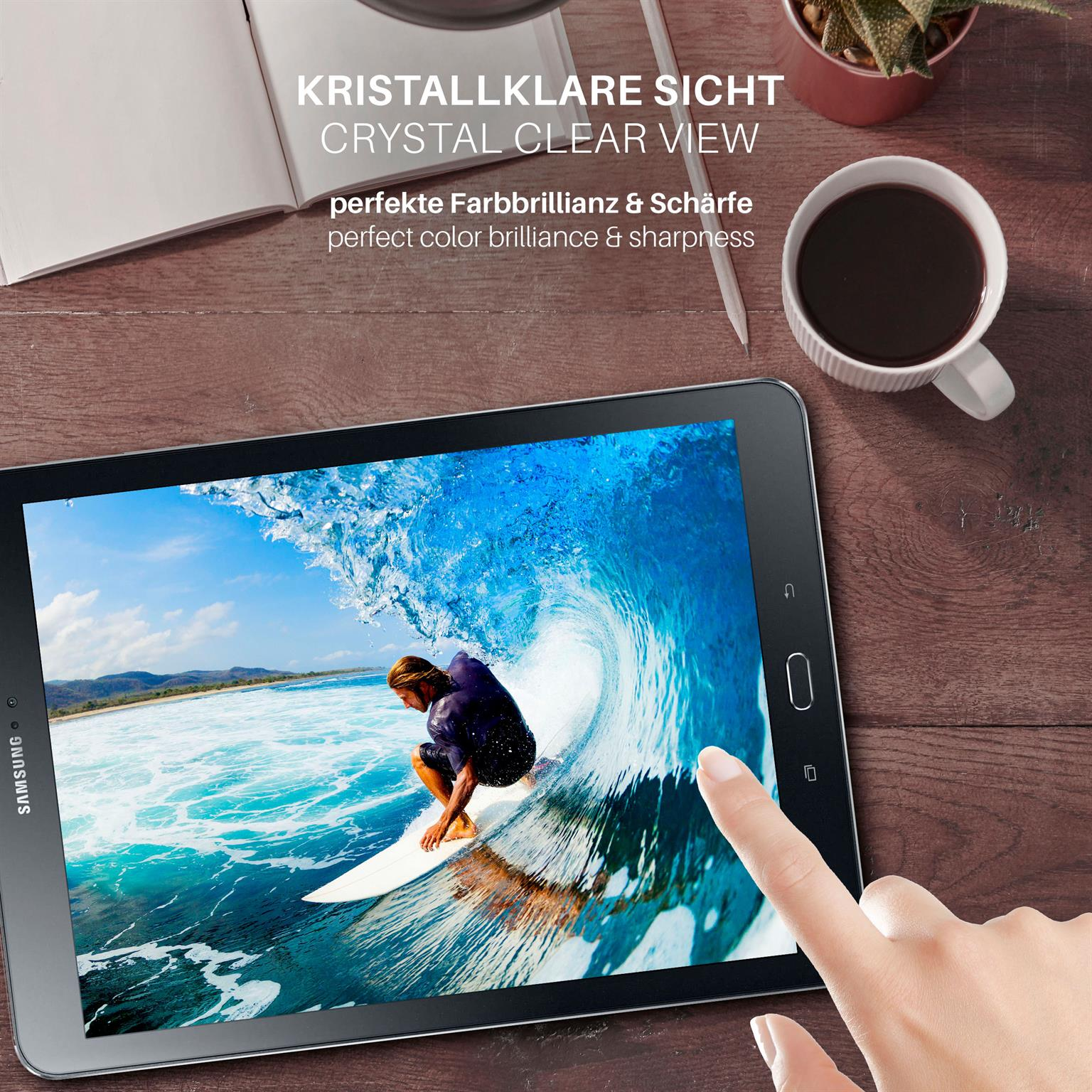 Hand berührt Tablet. Bildschirm zeigt Surfer auf Welle, Kaffeetasse rechts.