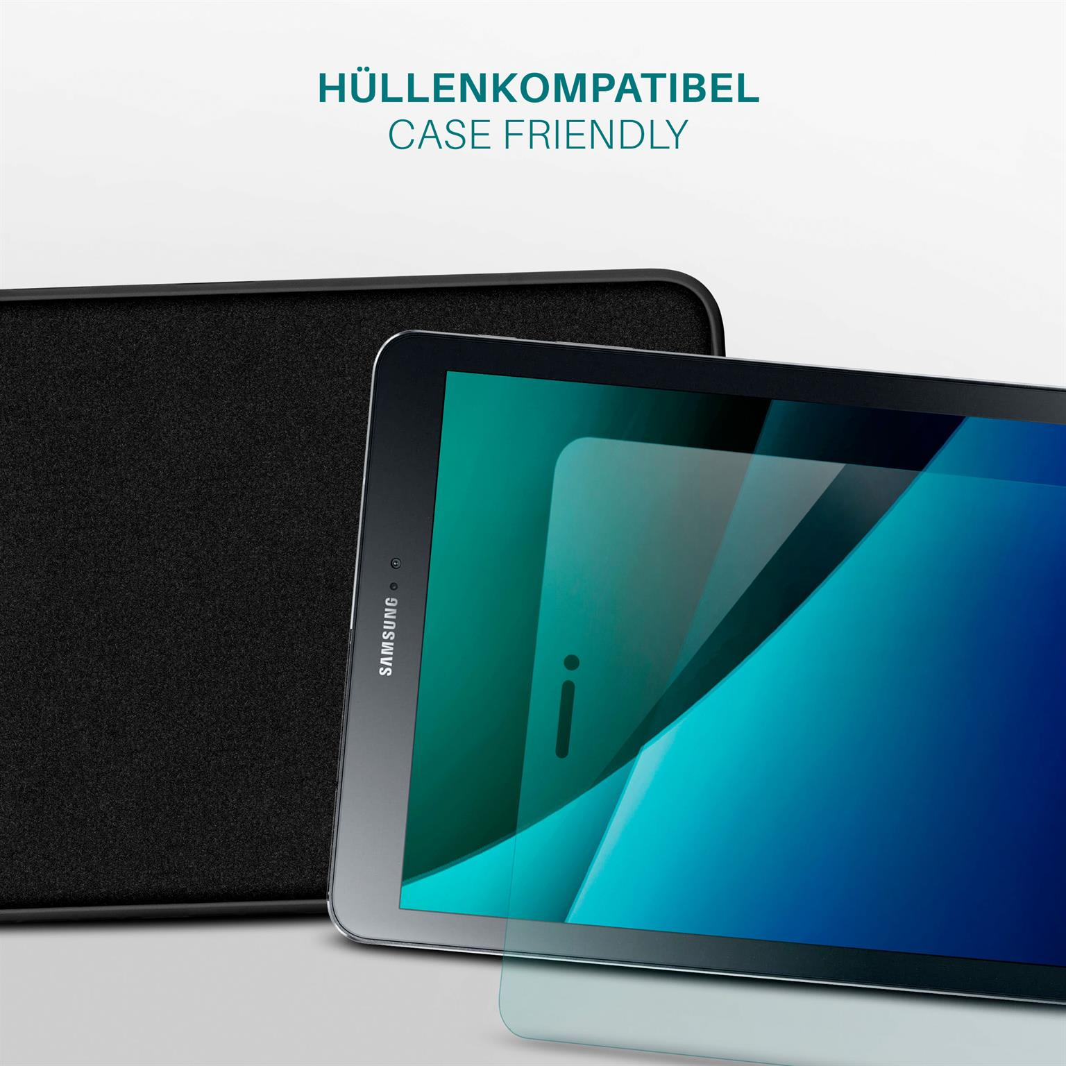 Ein Tablet und eine schwarze Hülle liegen auf einer weißen Oberfläche. Der Tablet-Bildschirm ist blau und weiß.
