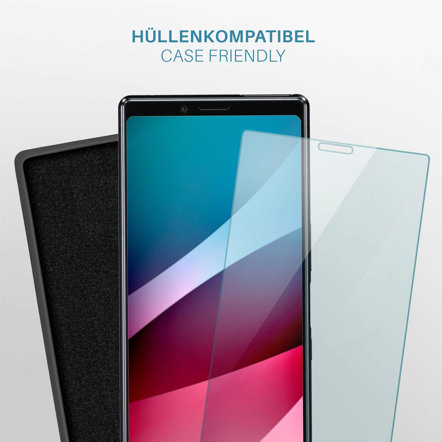 Telefon, Displayschutzfolie und Hülle auf weißem Hintergrund. Der Bildschirm zeigt ein Design.