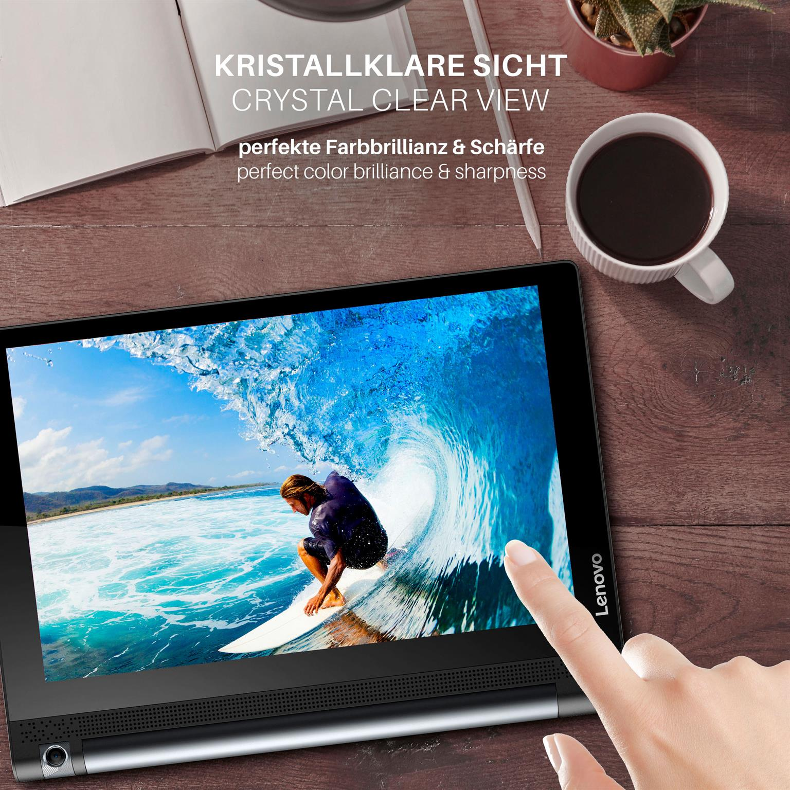 Person berührt Tablet-Bildschirm mit Surf-Szene.